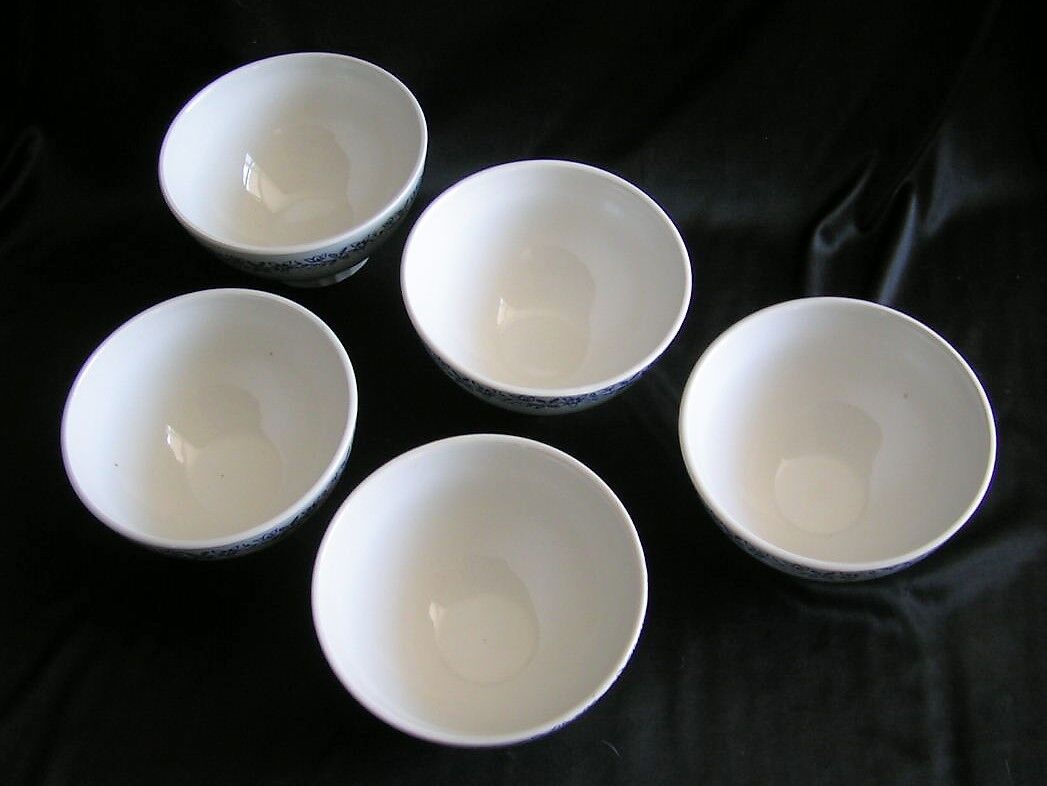 Earthenware bowls with floral decoration