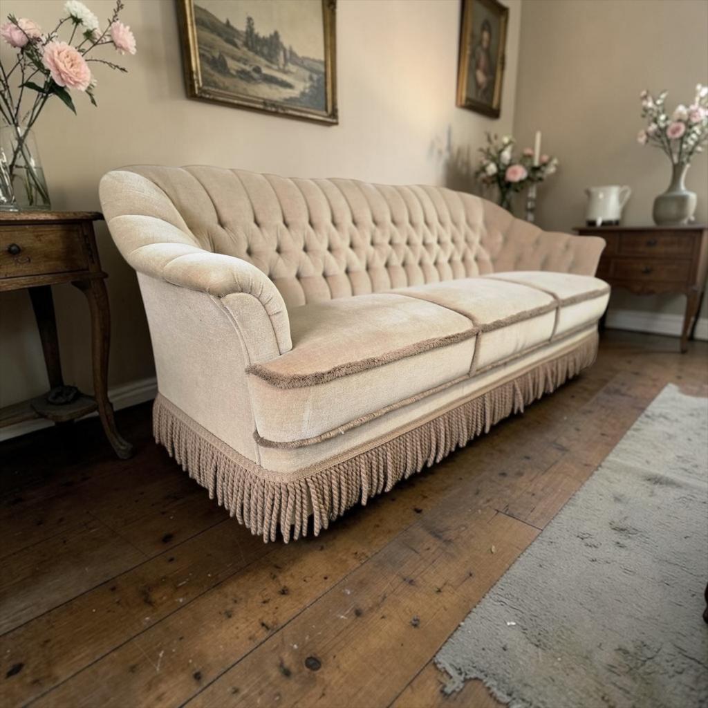 Canapé vintage beige avec franges