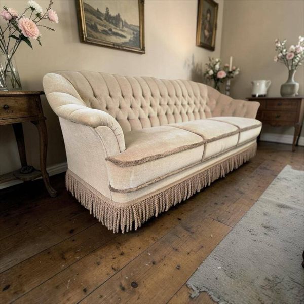 Canapé vintage beige avec franges
