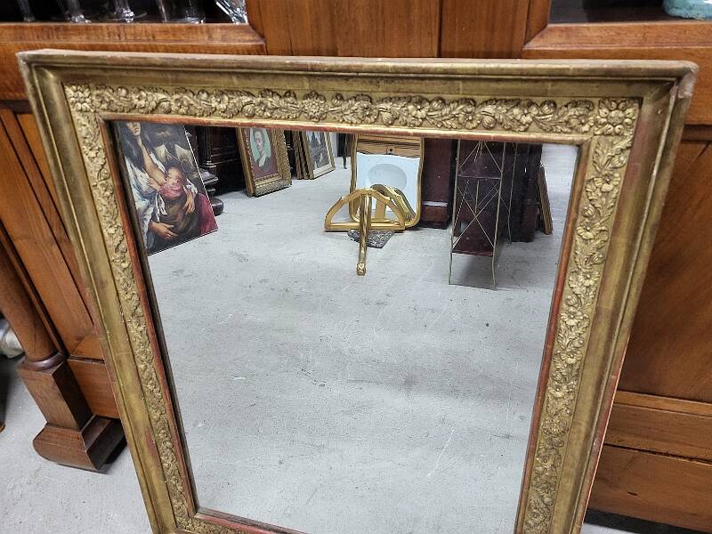 19th century gilt mirror with flowers and foliage decor