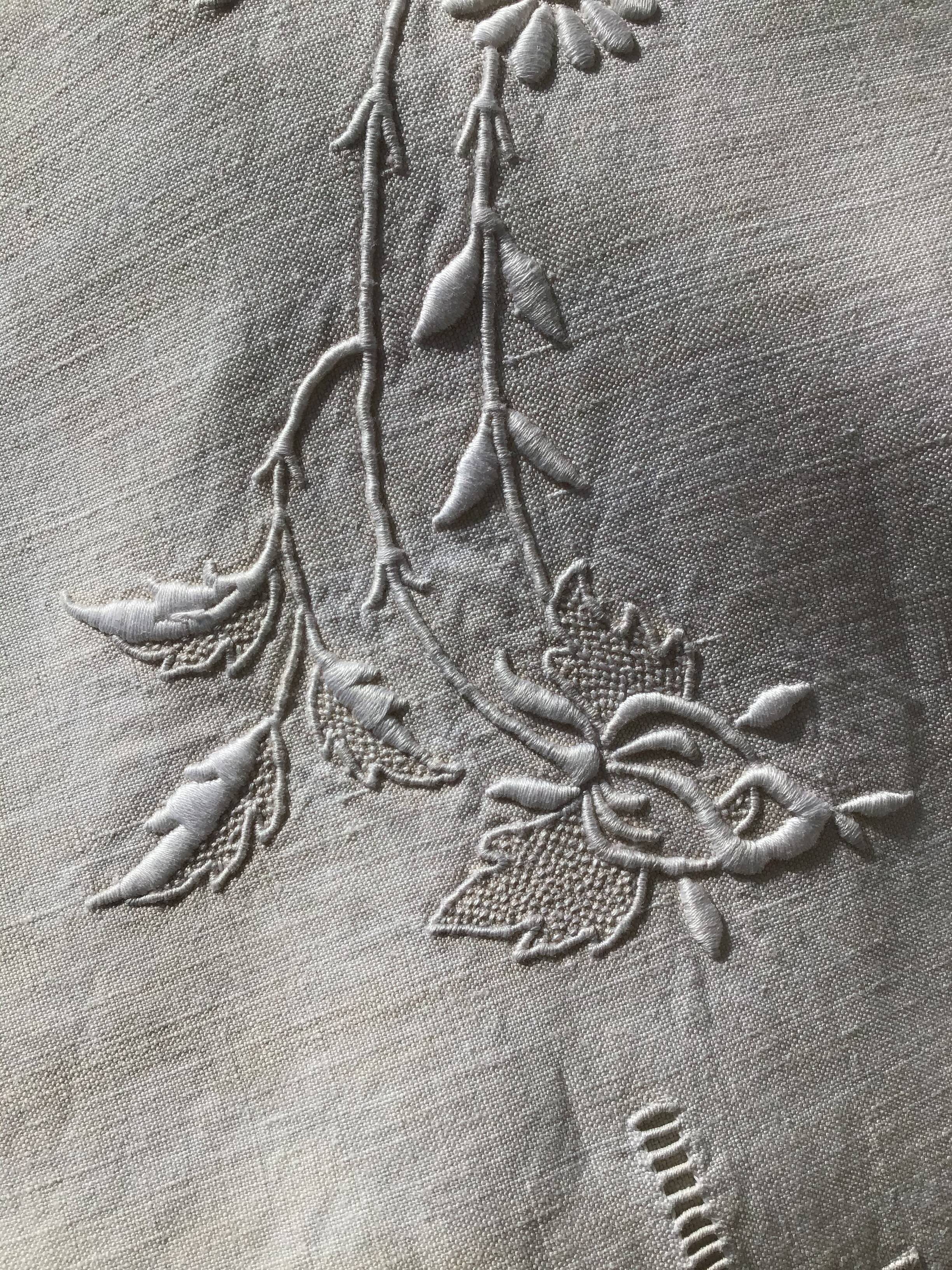 Hand embroidered EL sheet flowers and day scale central sewing