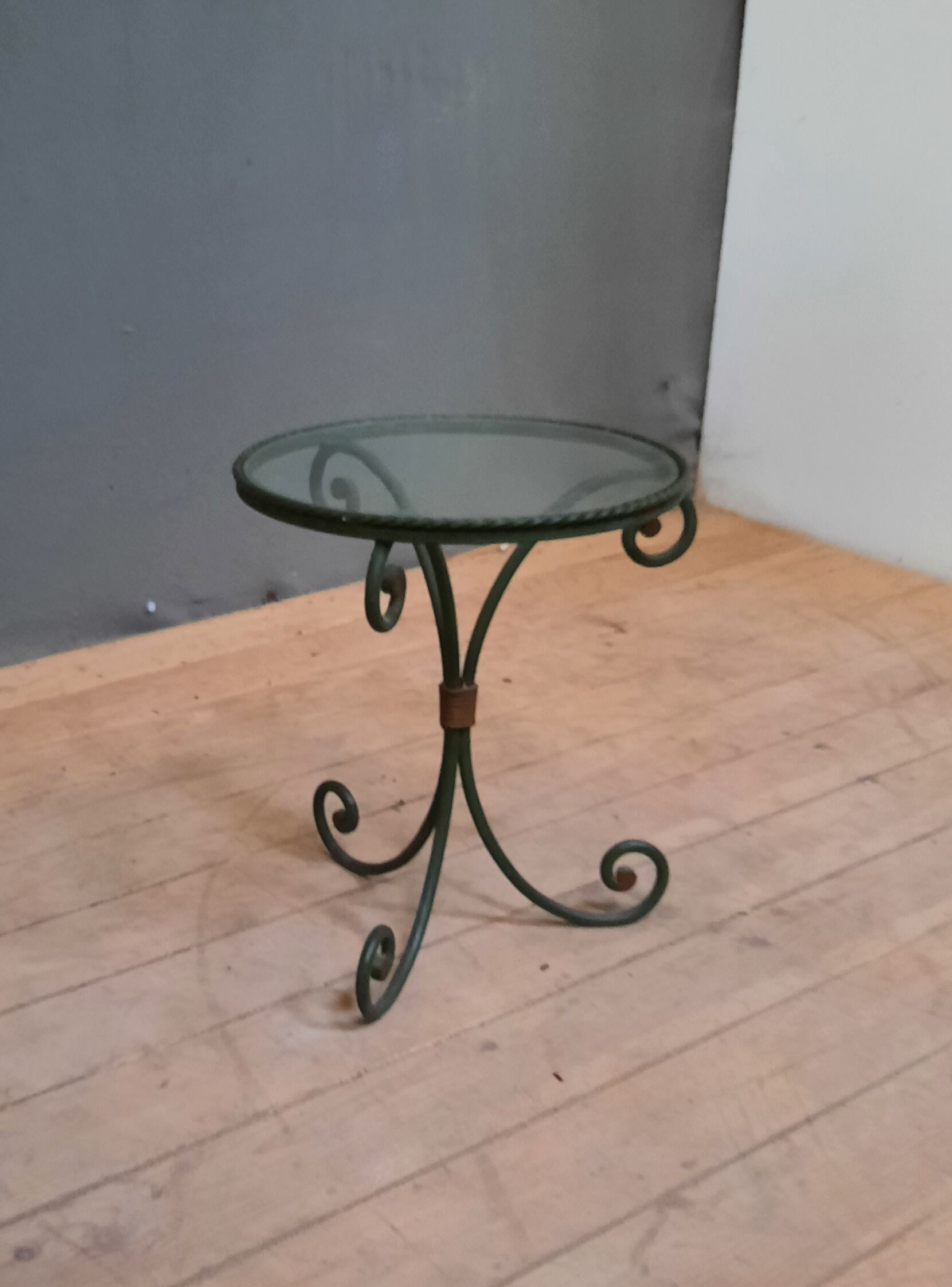 Round coffee table metal and glass