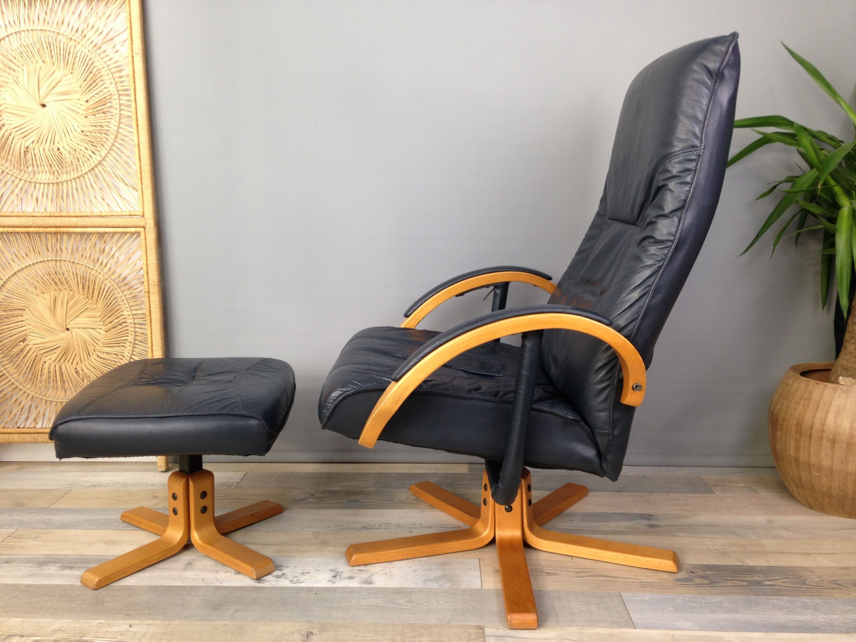 Danish design swivel and reclining relaxed chair by Jorgen Kastholm for Unico