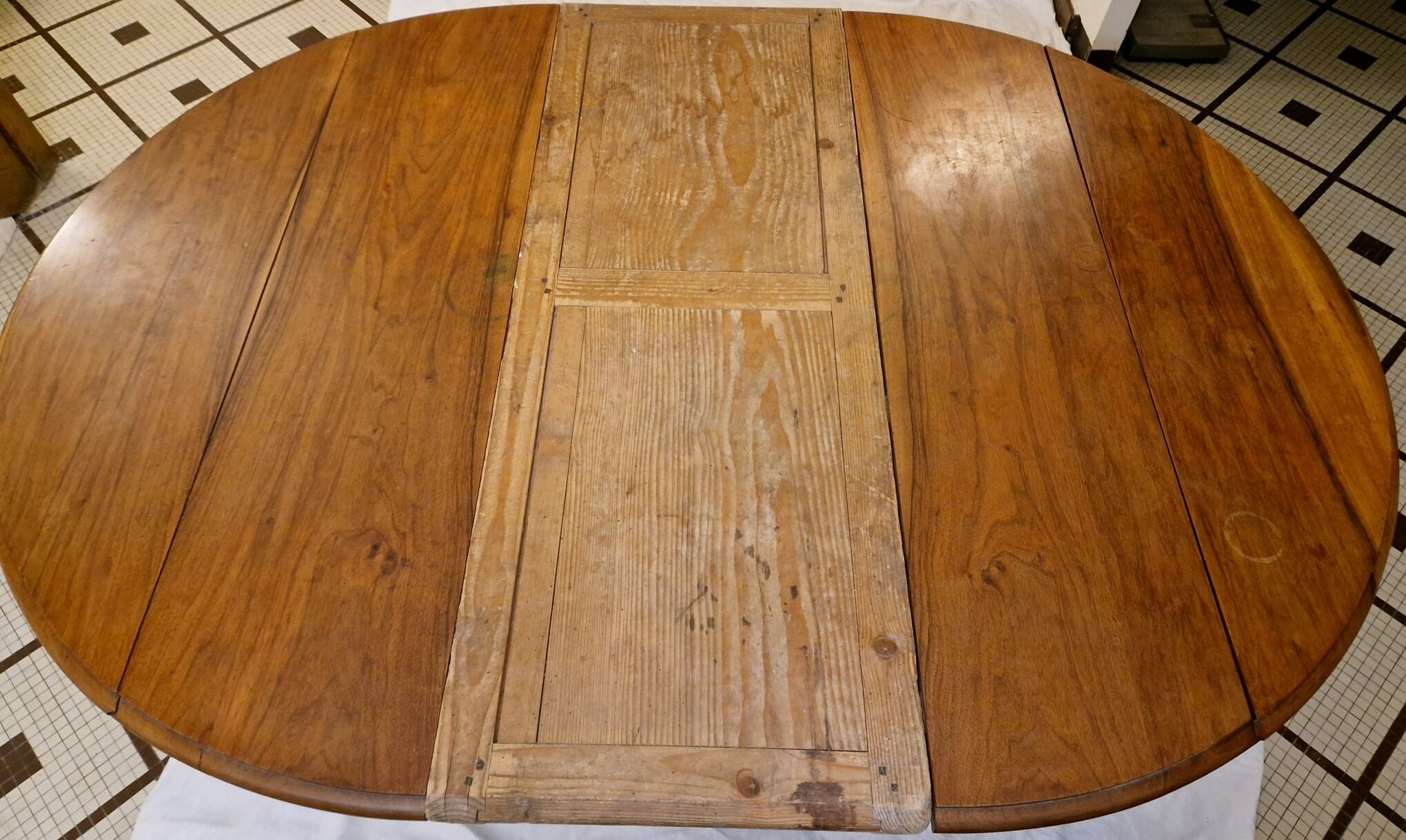 Table de salle à manger en noyer – Époque Restauration / Charles X – XIXe