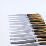 Lot de 12 couteaux en corne marbrés marron et beige 1960