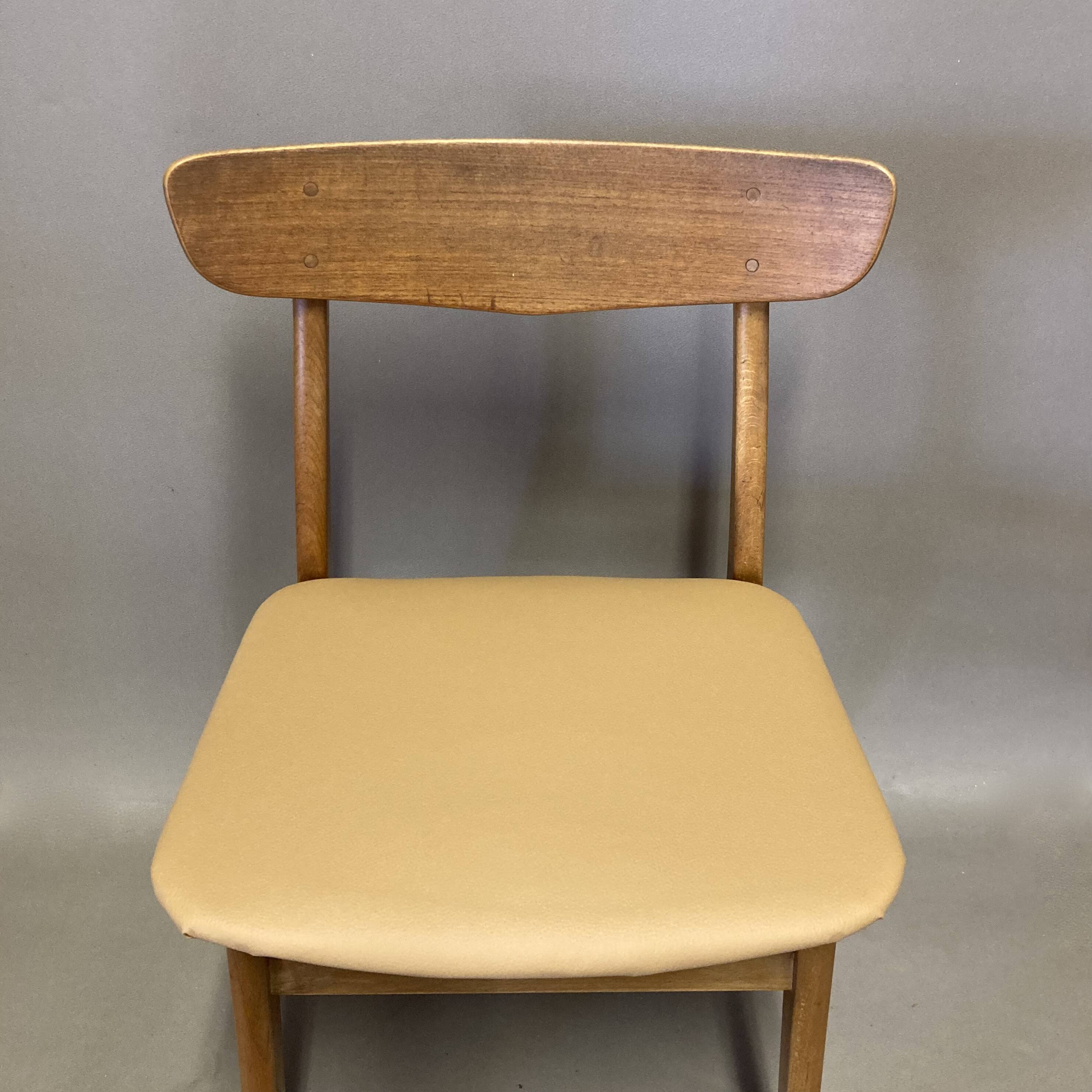 Suite de 4 chaises "Design Scandinave" 1950.
