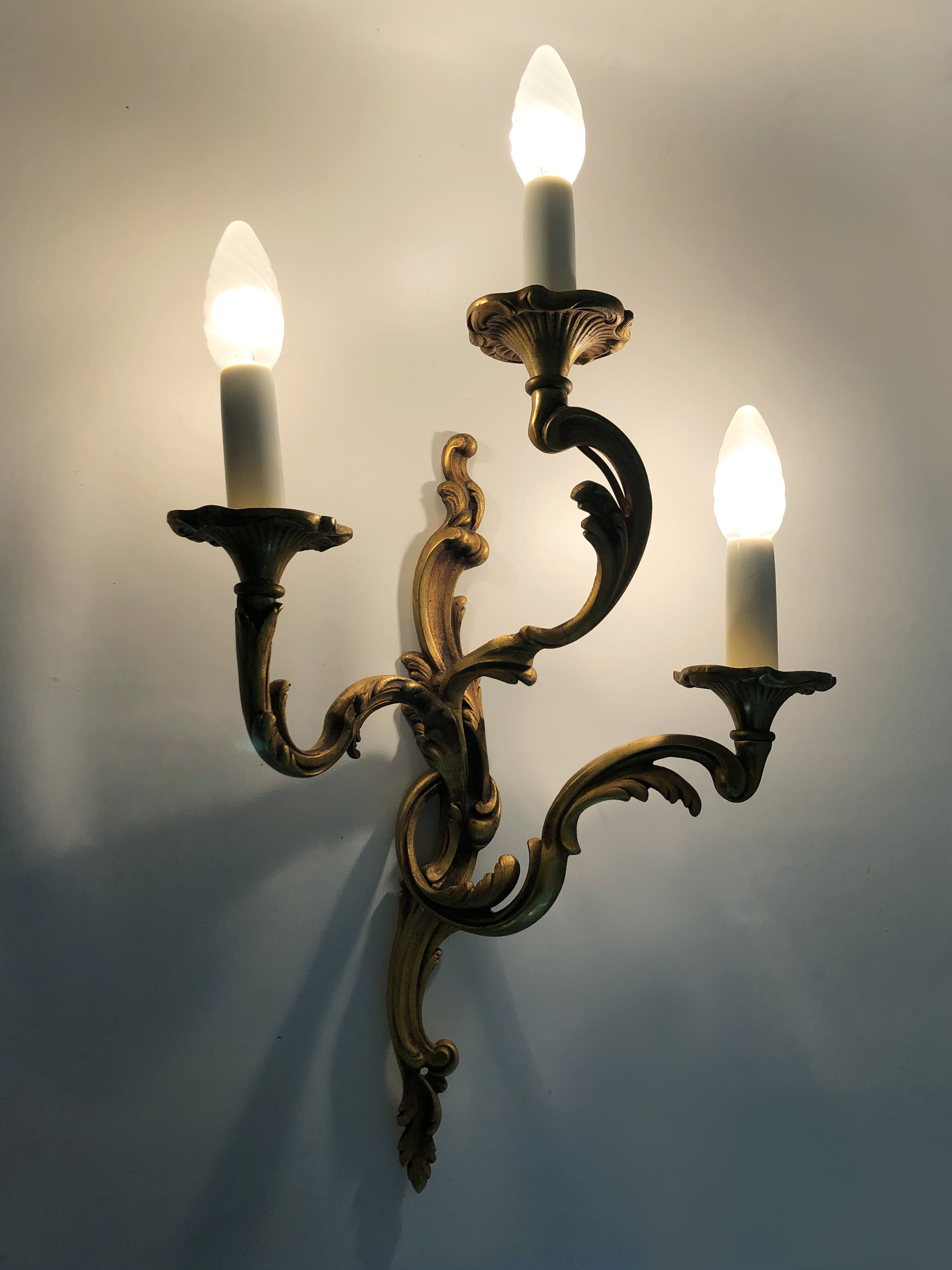 Pair of bronze sconces acanthus leaves with 3 fires Louis XV style