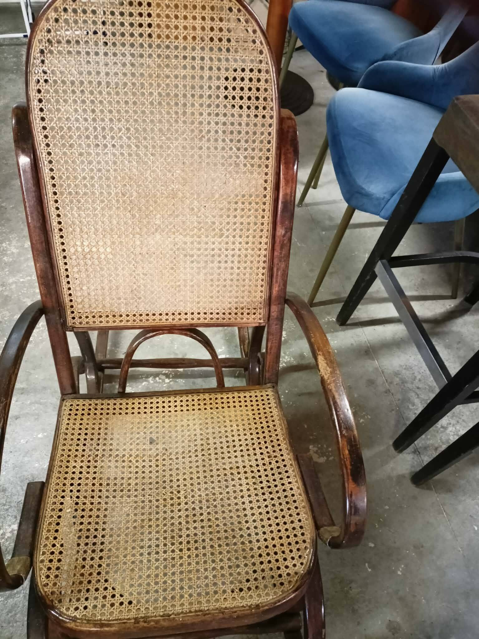 Rocking-chair vintage en bois courbé – Style Thonet