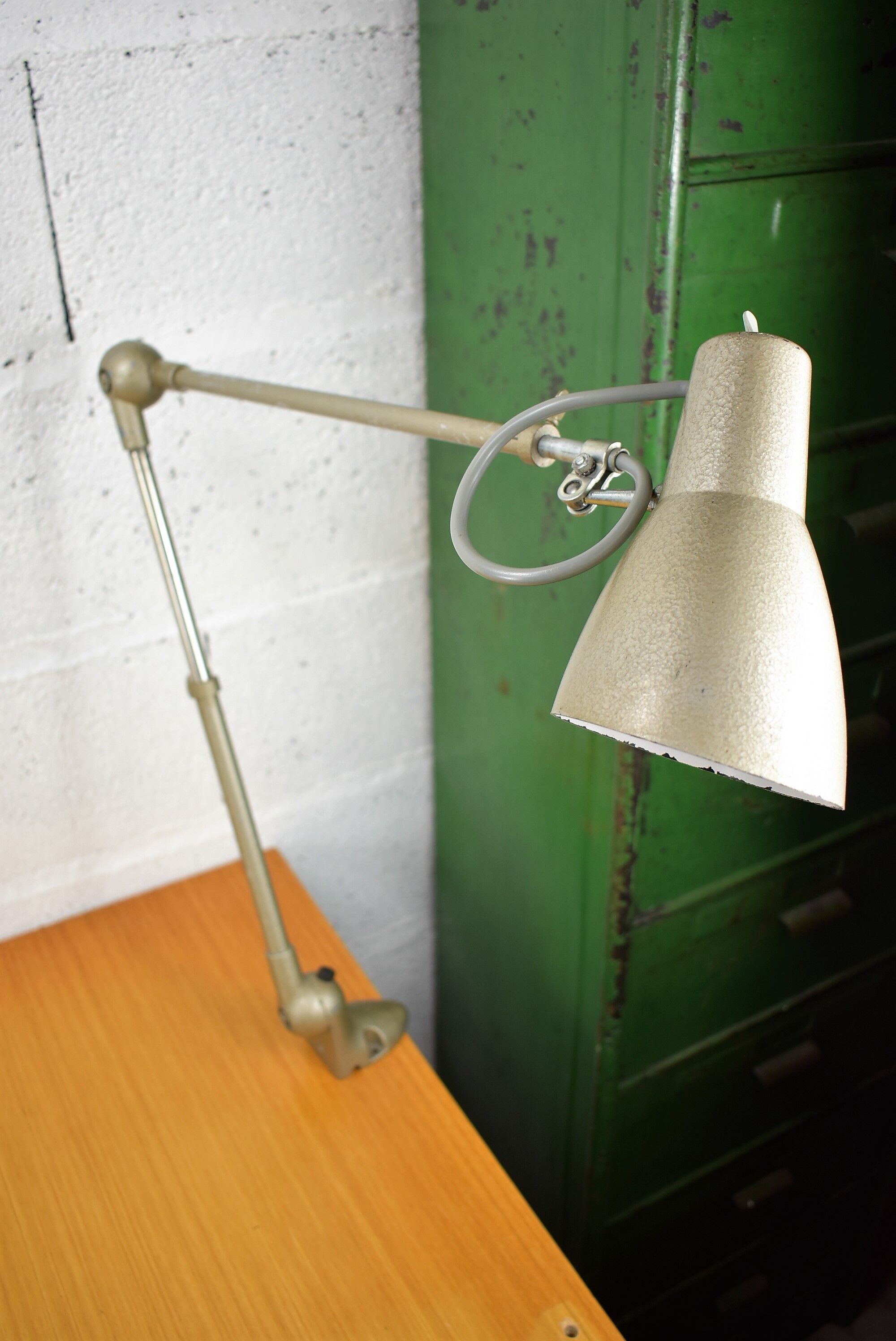 Lumina vintage industrial lamp.