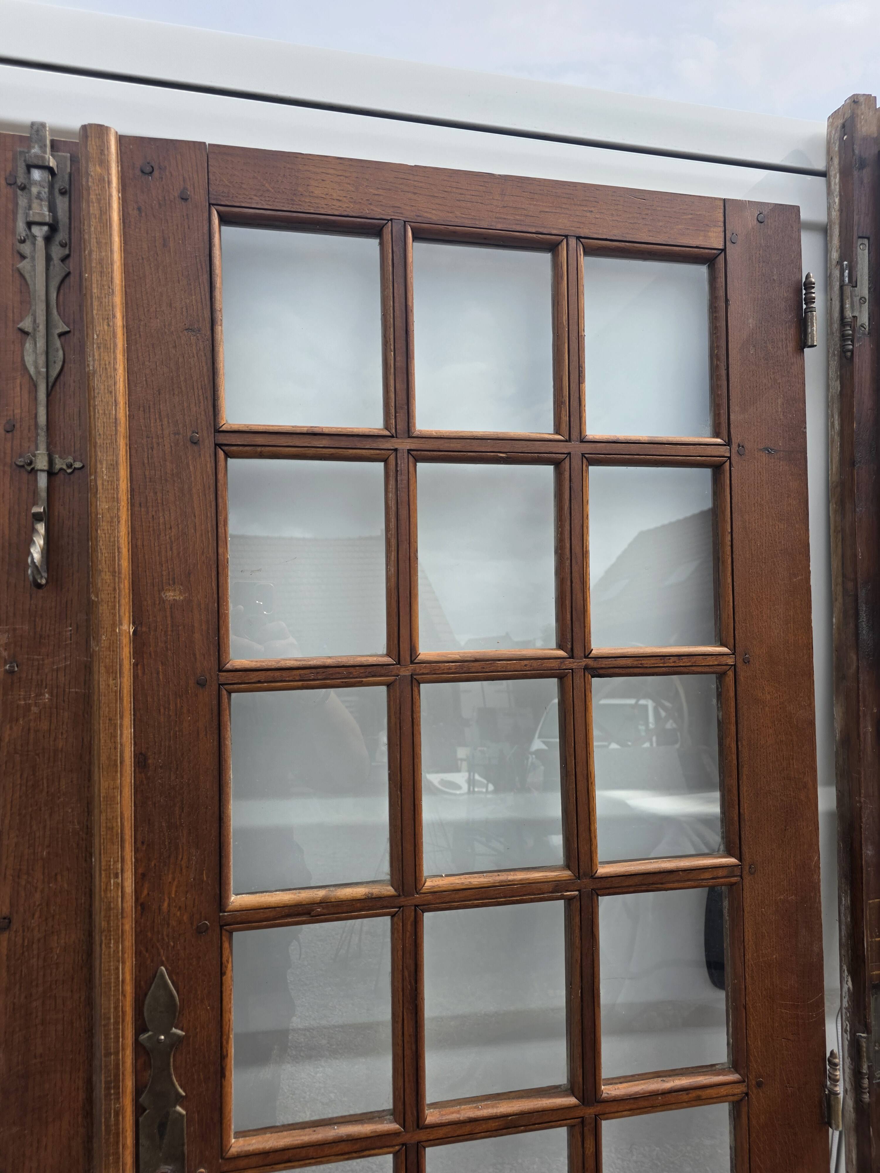 Paire de portes de séparation en chêne petits carreaux XXe