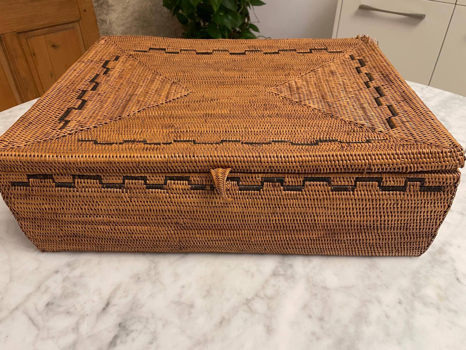 Vintage rattan trunk with lid