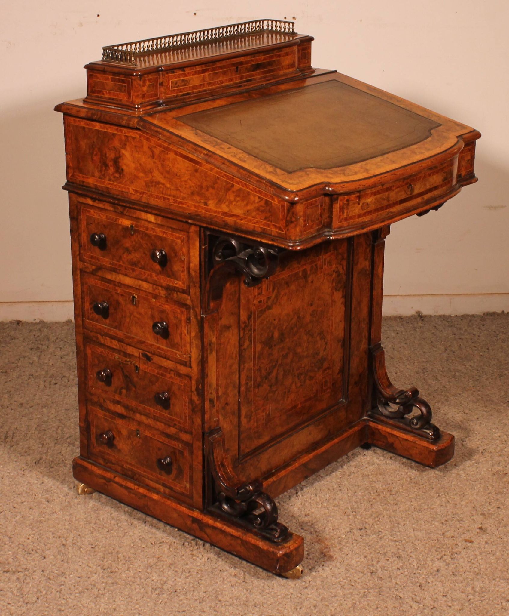 Davenport desk in burr walnut and inlays from the first part of