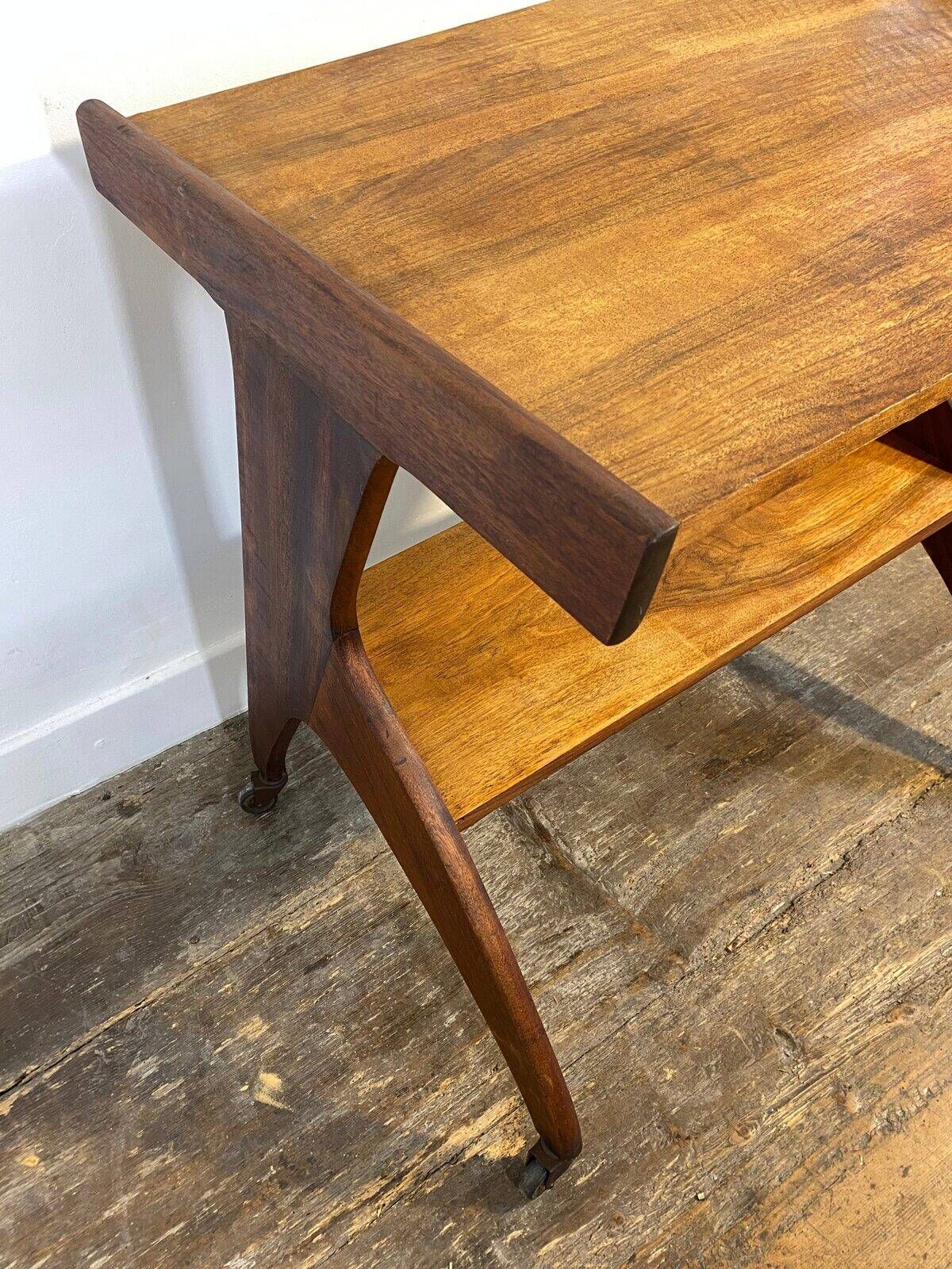 Table d'appoint sculpturale sur roulettes, bois massif, années 1950