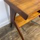 Table d'appoint sculpturale sur roulettes, bois massif, années 1950