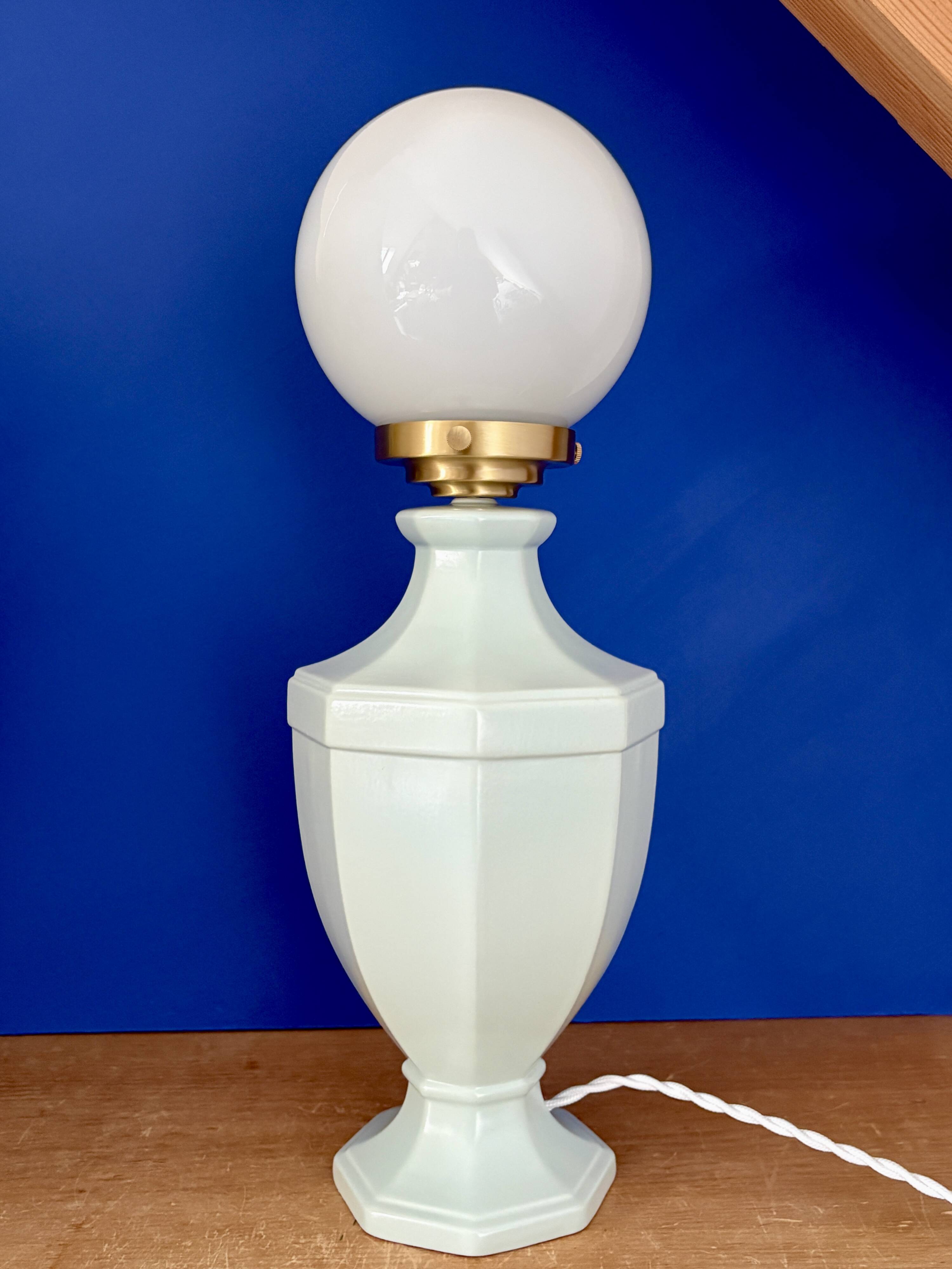 Vintage table lamp in blue ceramic and white opaline.