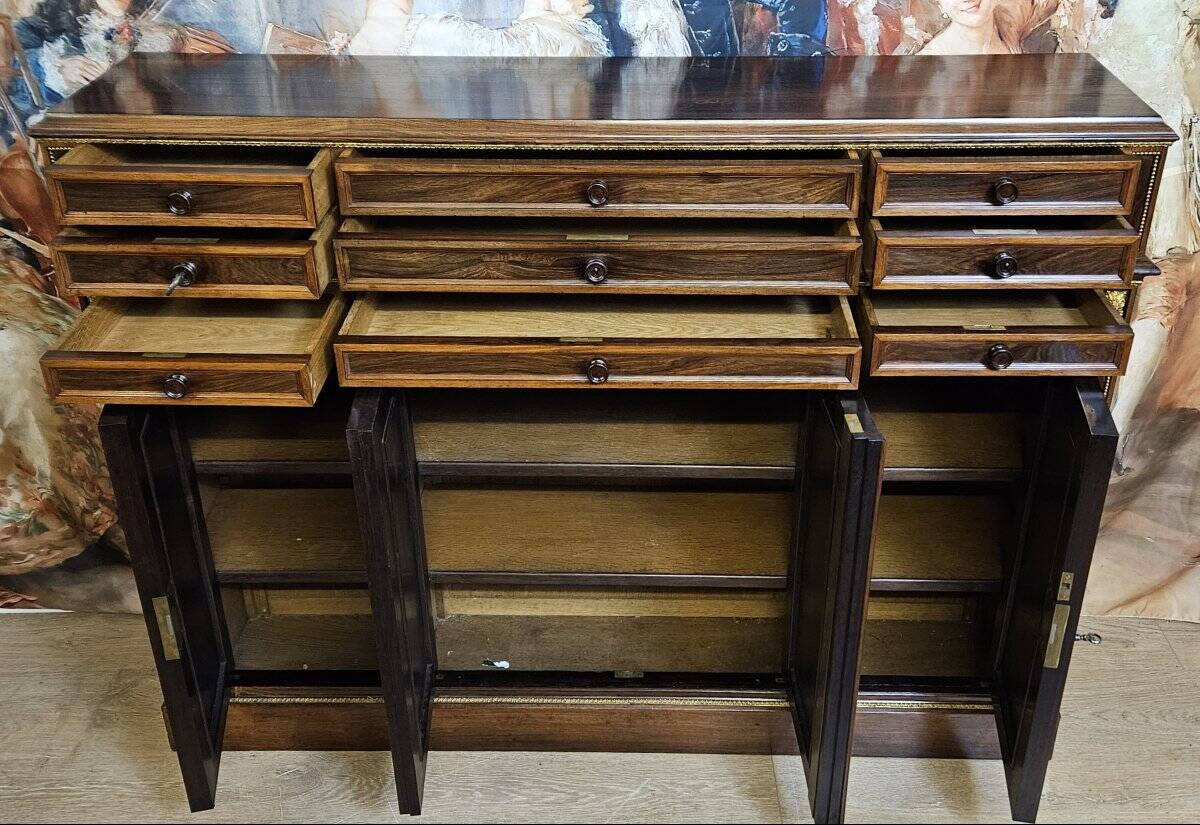 Sideboard in rosewood in the Charles X style, of fine cabinetmaking quality.