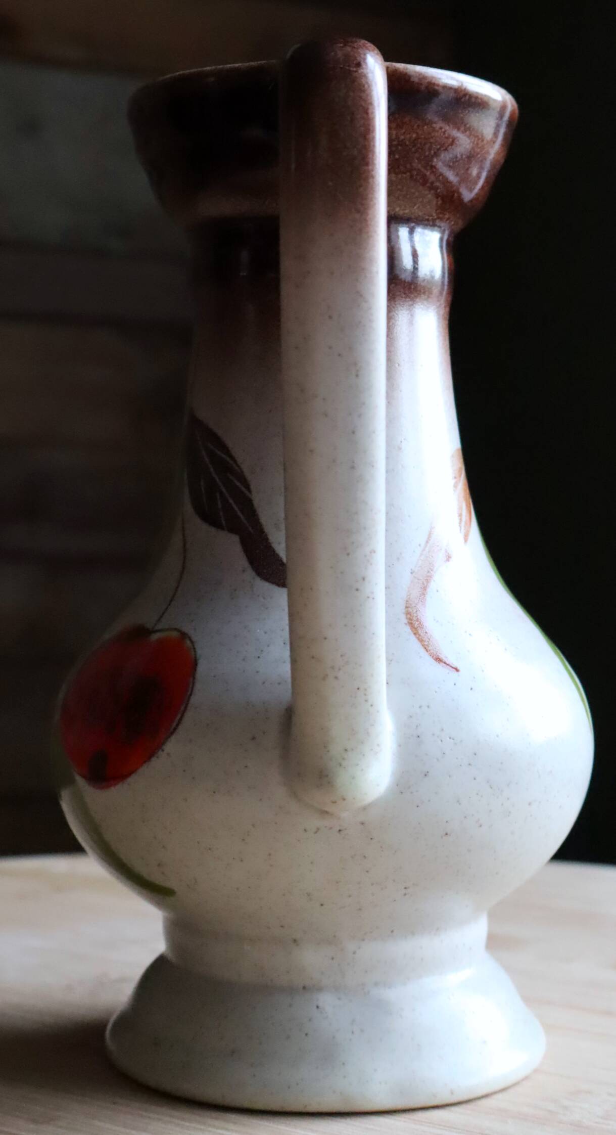 Pichet en grès émaillé à décor de cerises