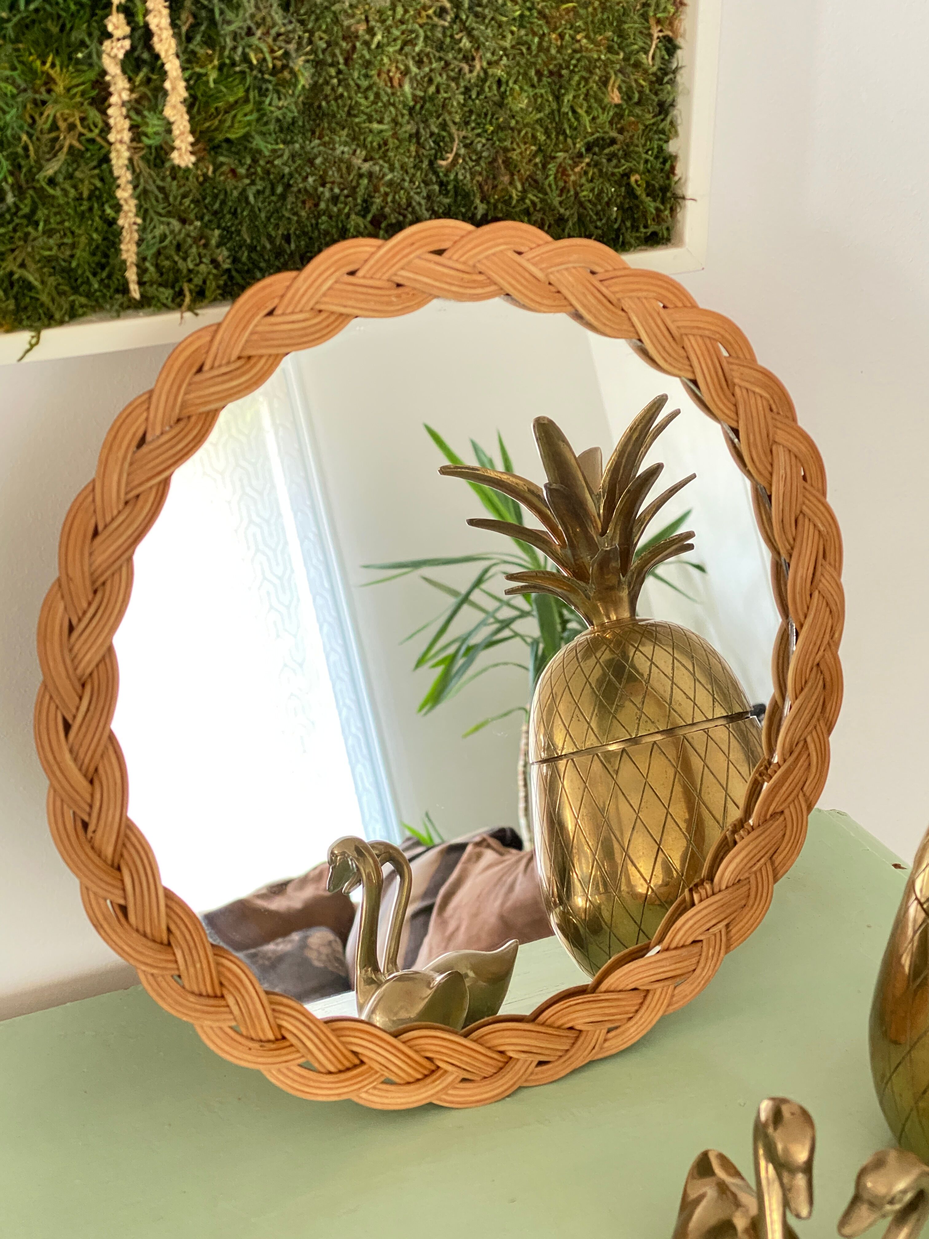 Vintage mirror in round rattan