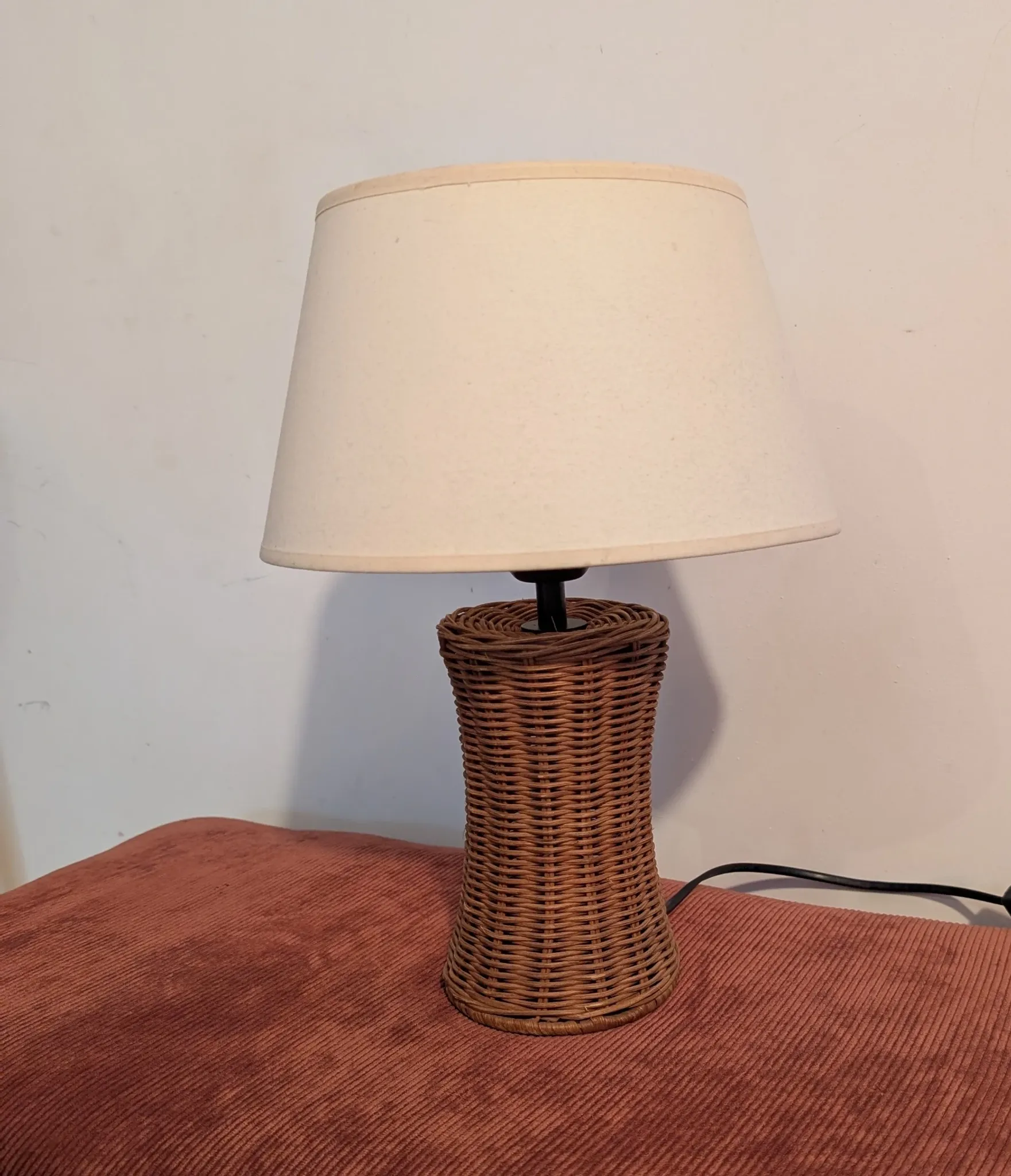 Vintage table lamp in woven rattan, honey colour & beige lampshade –