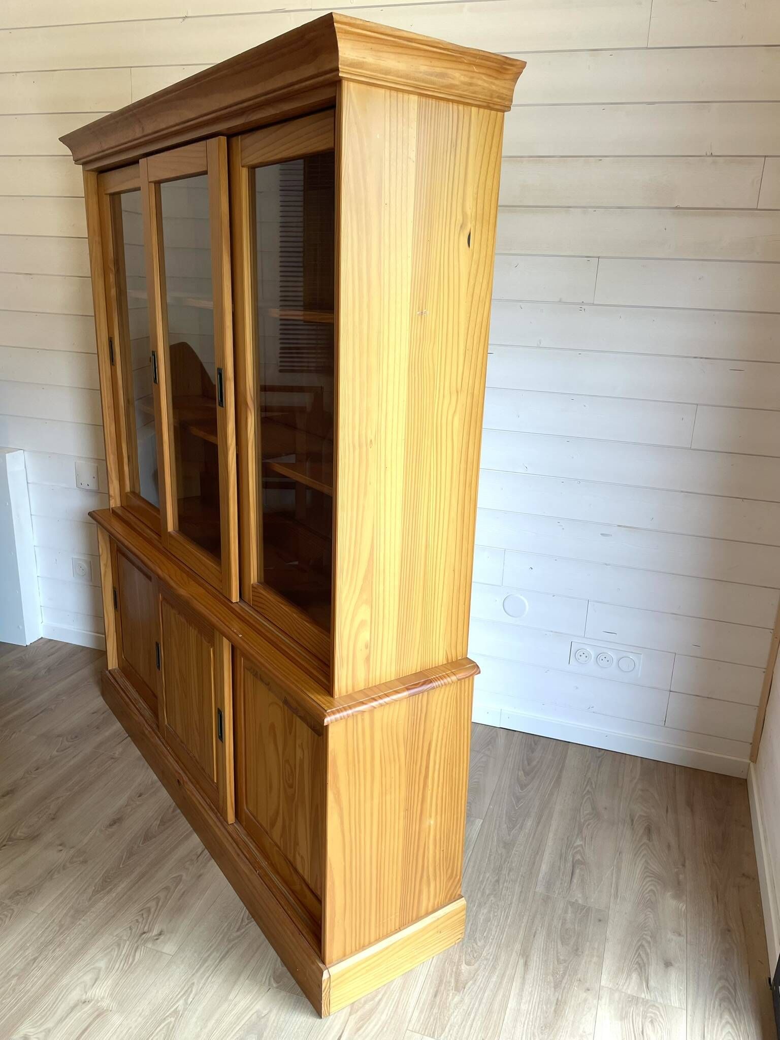 Vaisselier vitré vintage en pin massif, portes coulissantes
