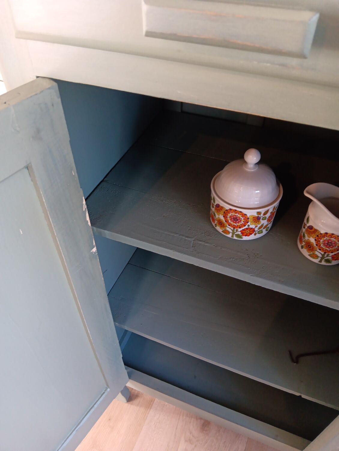 Green Parisian buffet