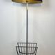 Lampadaire de parquet design en métal laqué noir et laiton intégrant un porte-revues
