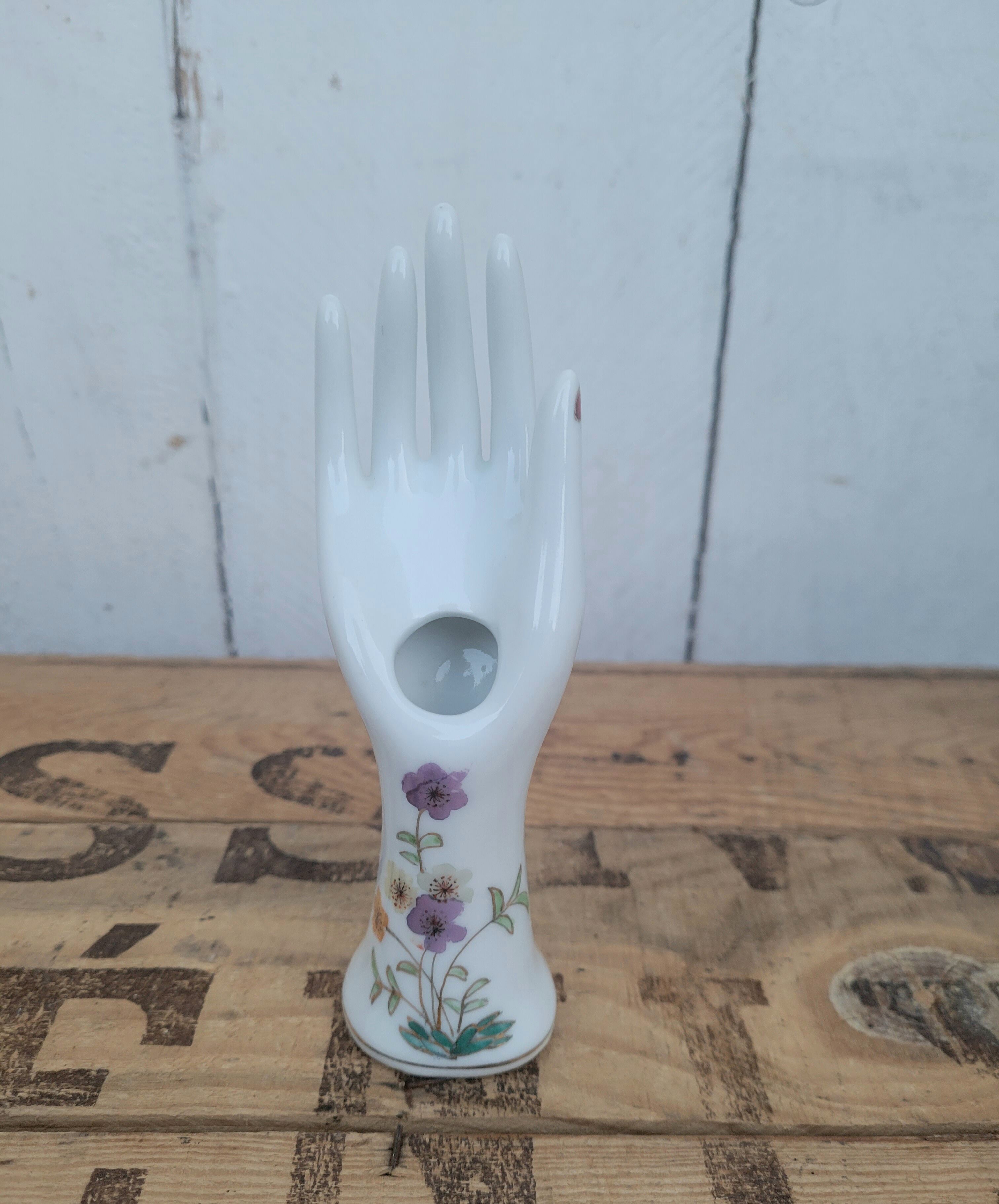 Hand-shaped Baguier