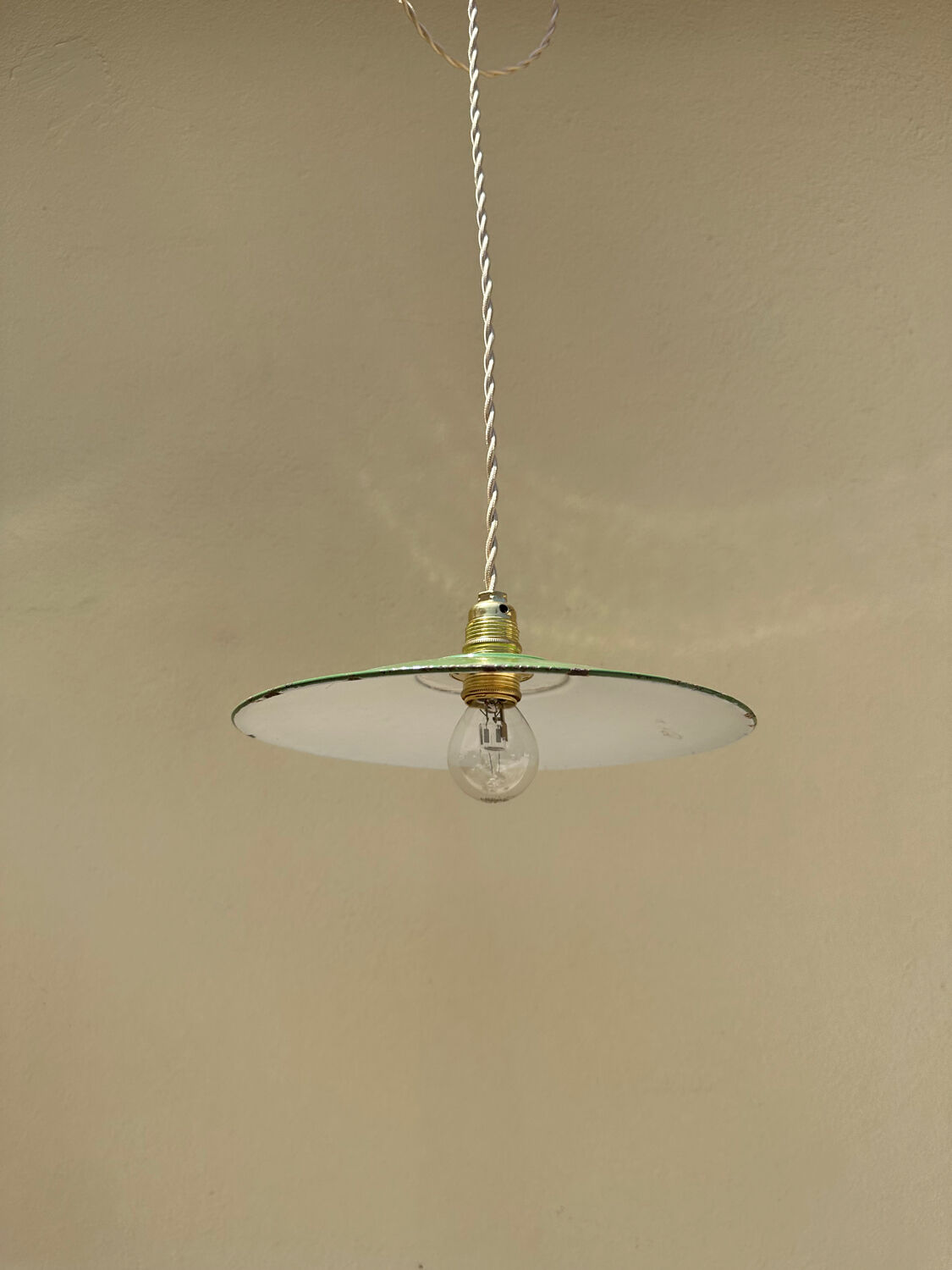 Trio of vintage suspension in green and white enamelled sheet metal indus old farm