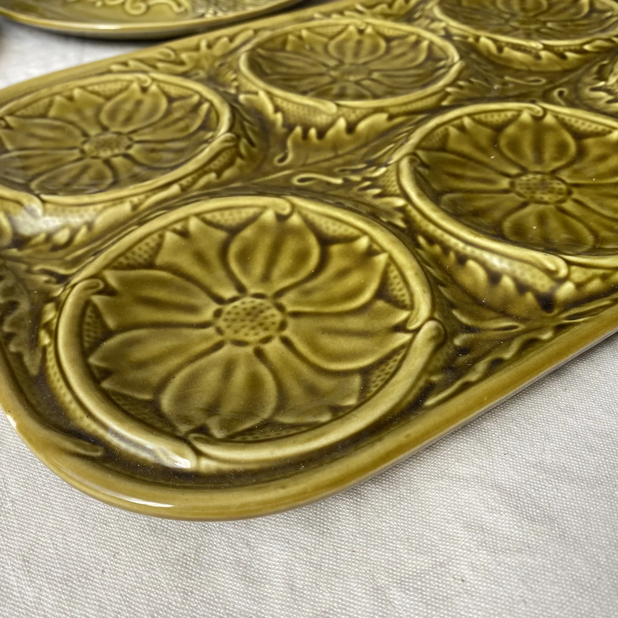 Artichoke service in Gien slipware