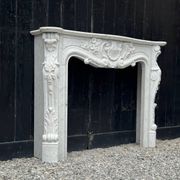Cheminée de style Louis XV en marbre de Carrare vers 1980
