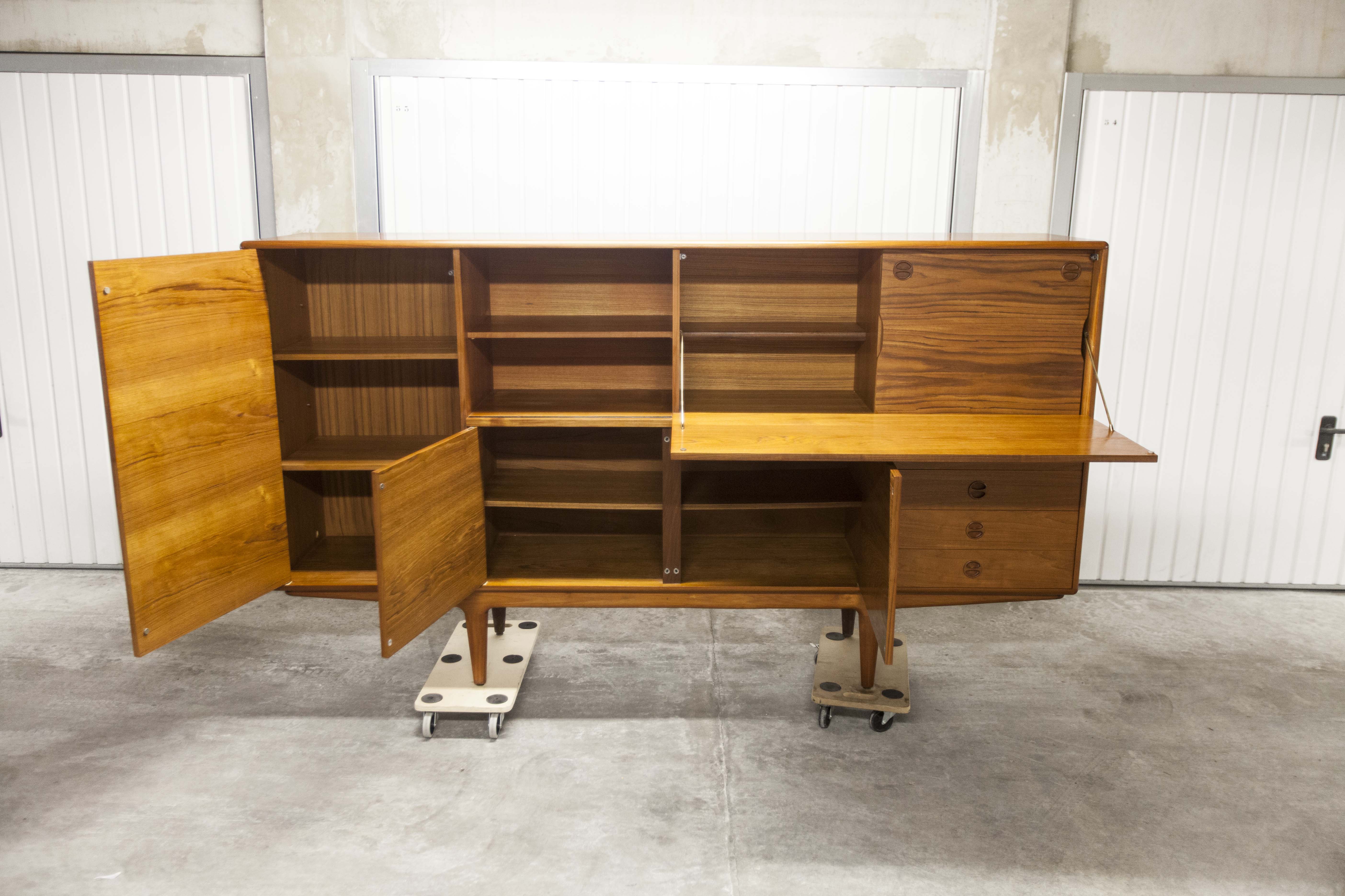 Scandinavian high enfilade 1960 solid teak