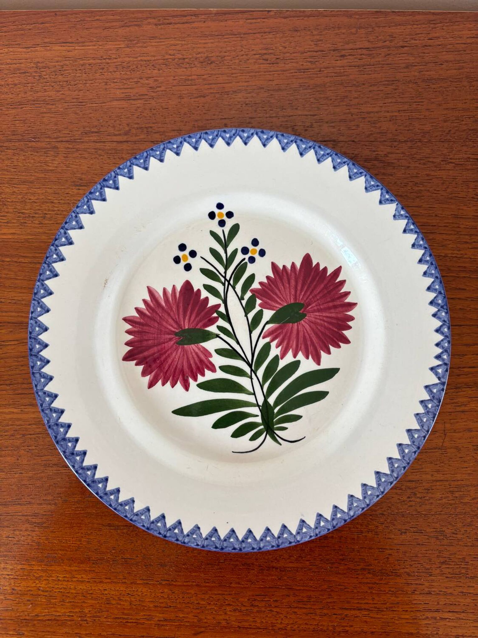 set of 4 floral dinner plates, pink and blue, made in France, 1950