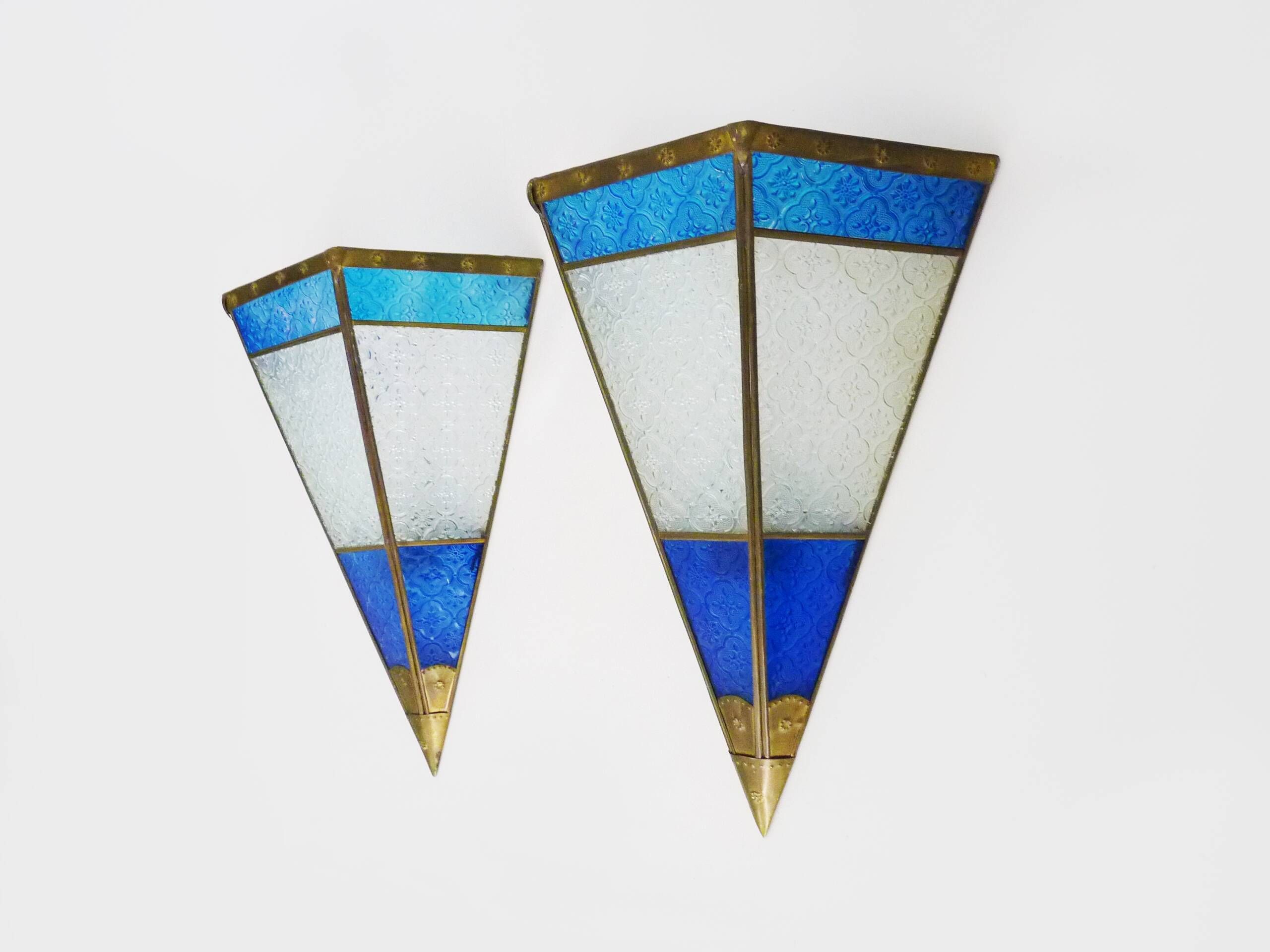 Pair of oriental triangle wall lights in copper and transparent and blue glass. 1970s