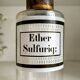 Flacon d'apothicaire ether sulfuriq: en verre transparent et métal