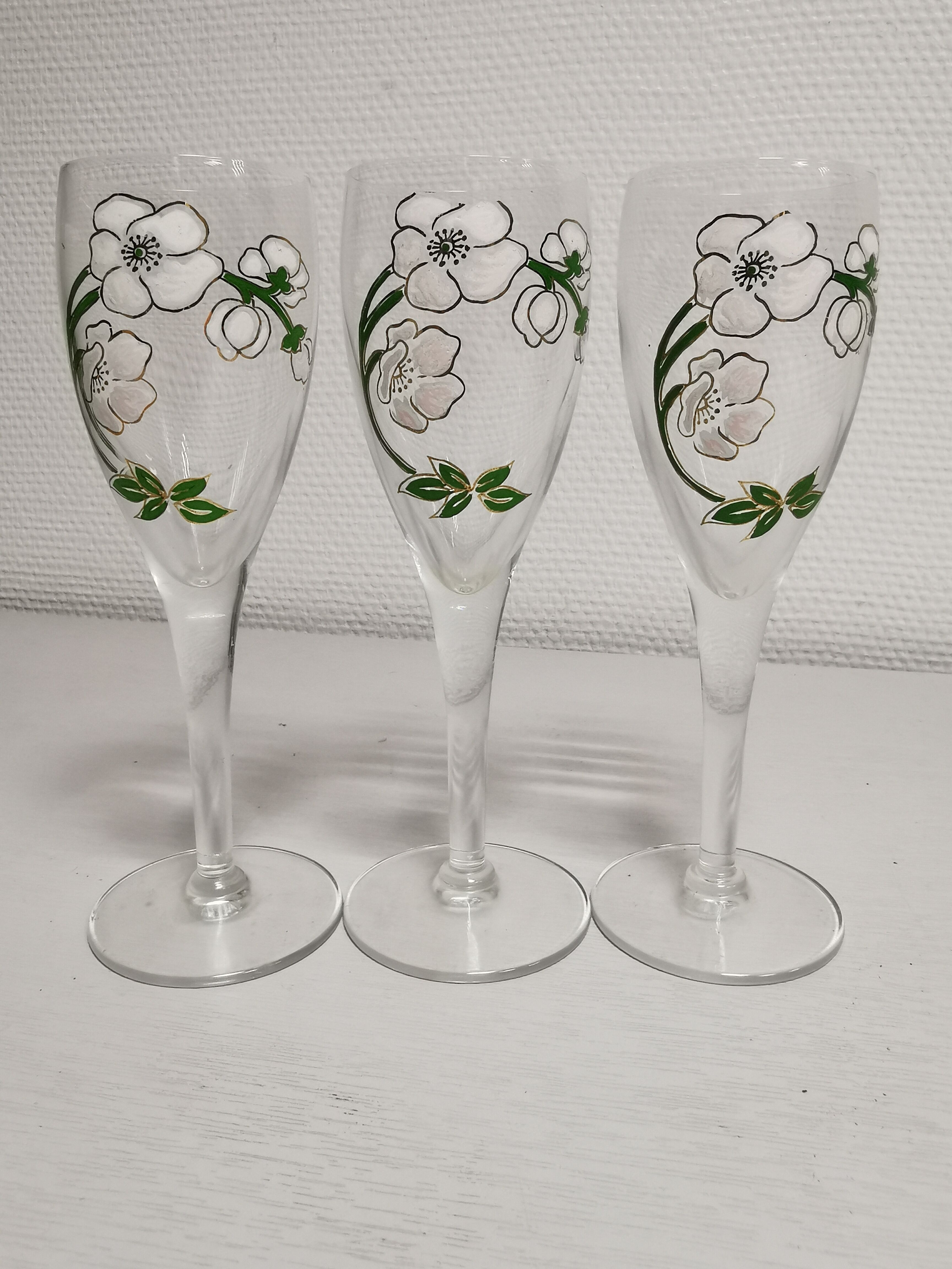 3 belles flutes à champagne au décor floral émaillé art nouveau . perrier jouet