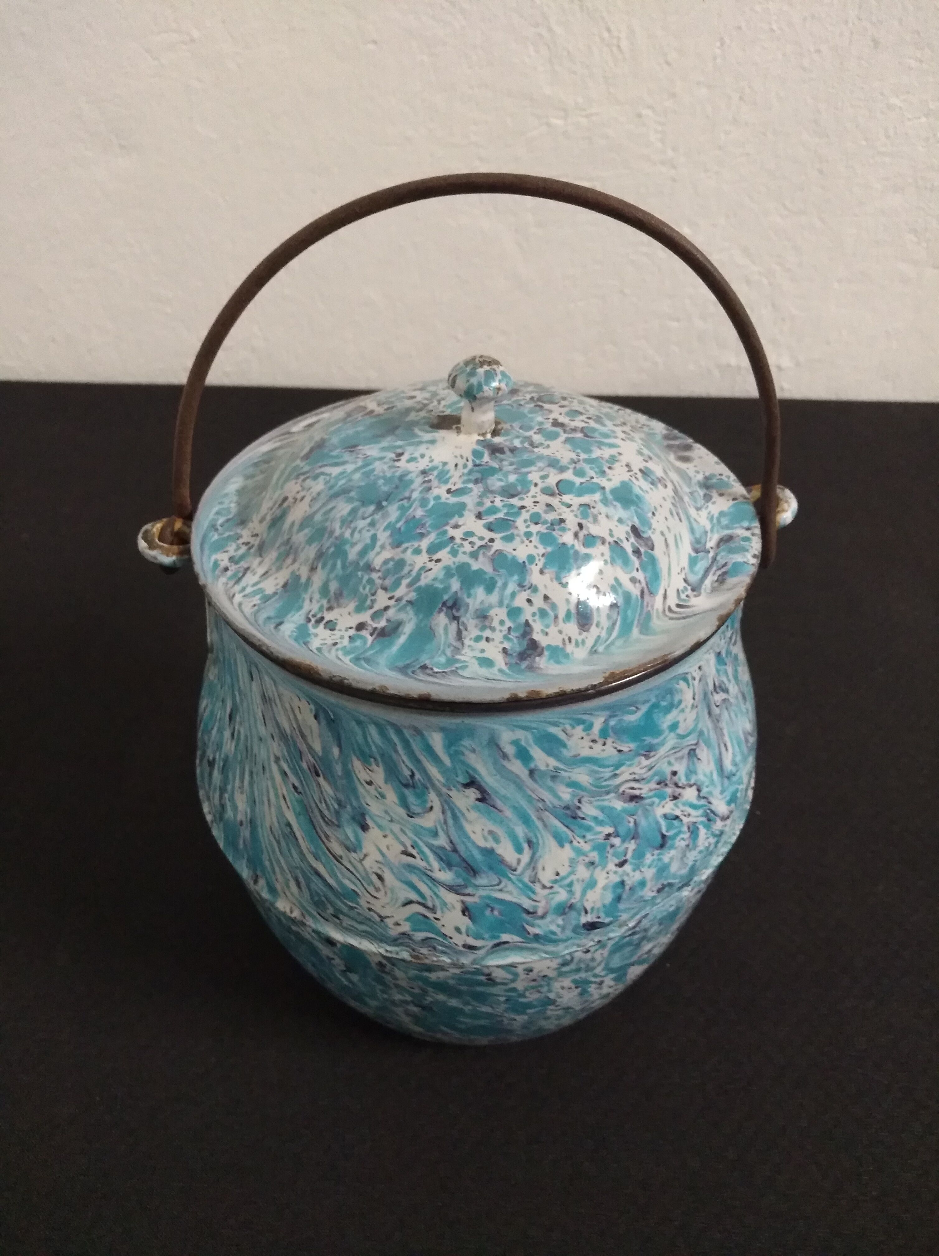 Enamelled pot
