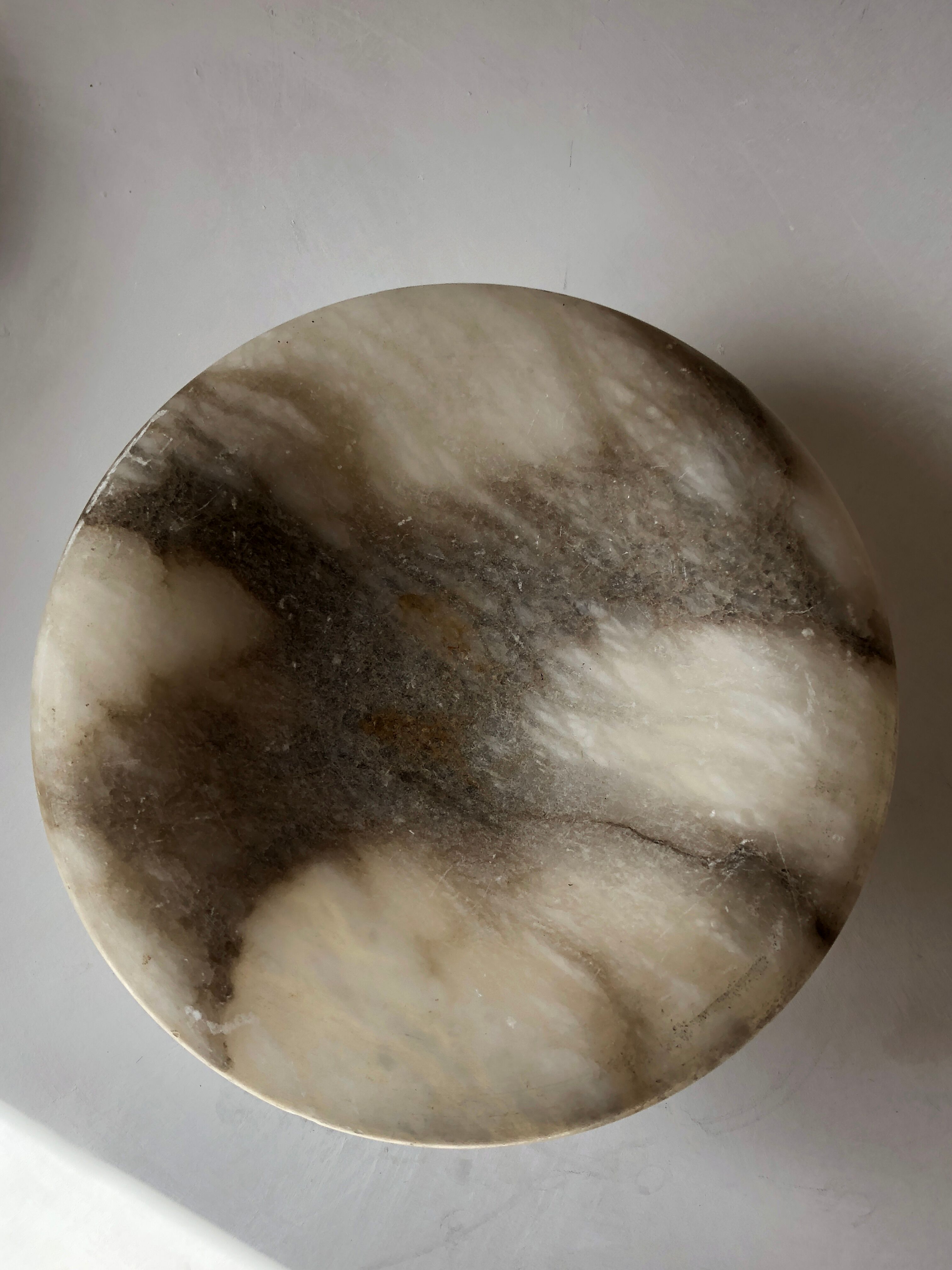 Cut in Alabaster on foot