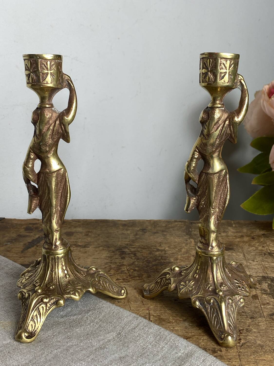 Paire de bougeoirs en bronze, porteuses d’eau