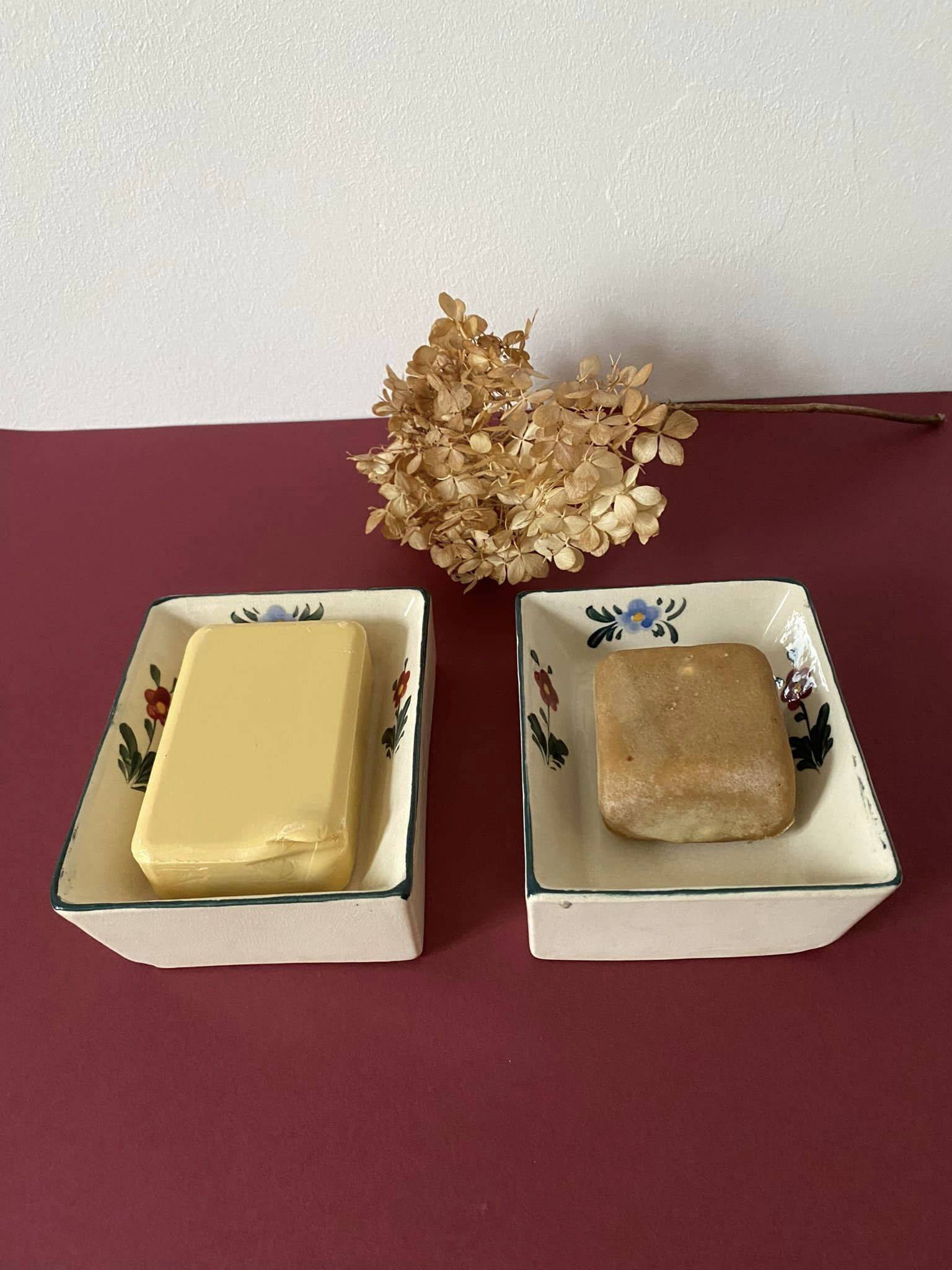 Set of 2 porcelain soap dishes with Breton couple motifs