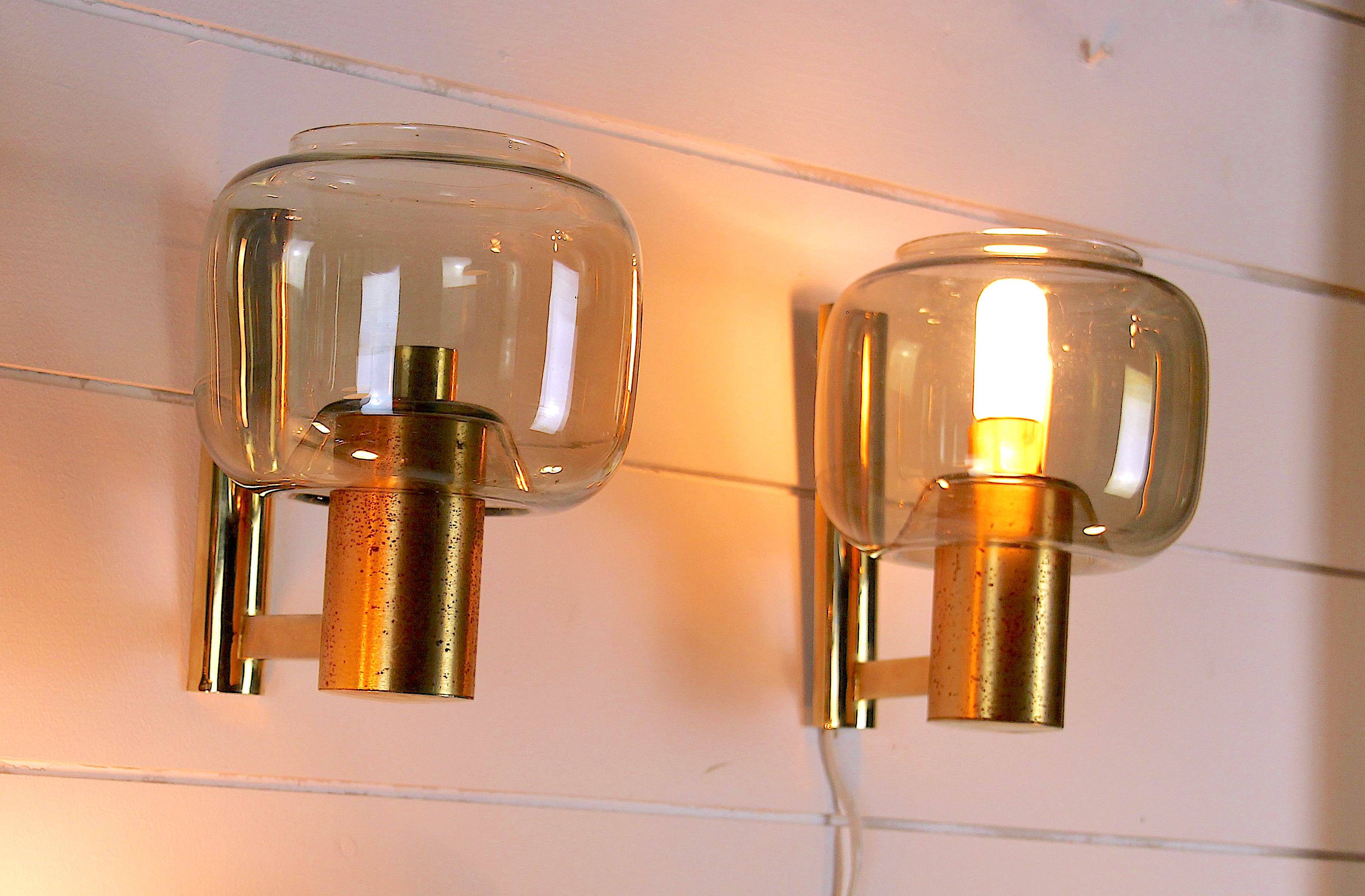Paire Appliques Scandinaves Laiton verre fumés, dlg Hans-Agne Jakobssen
