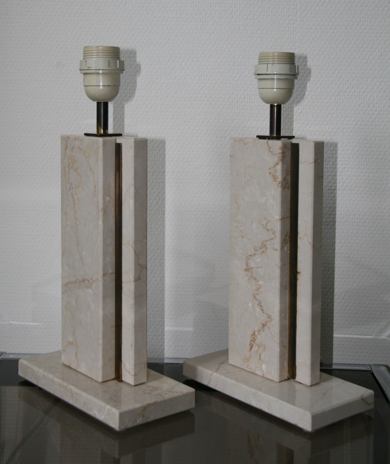 Paire de lampes des années 70 en travertin marbres et laiton
