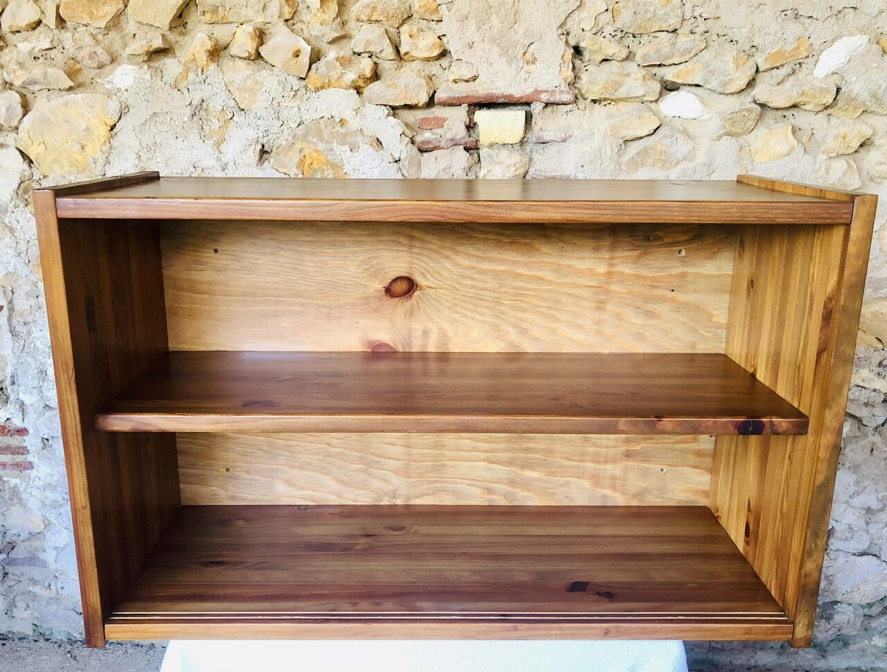 Étagère murale vintage avec portes coulissantes en plexiglass