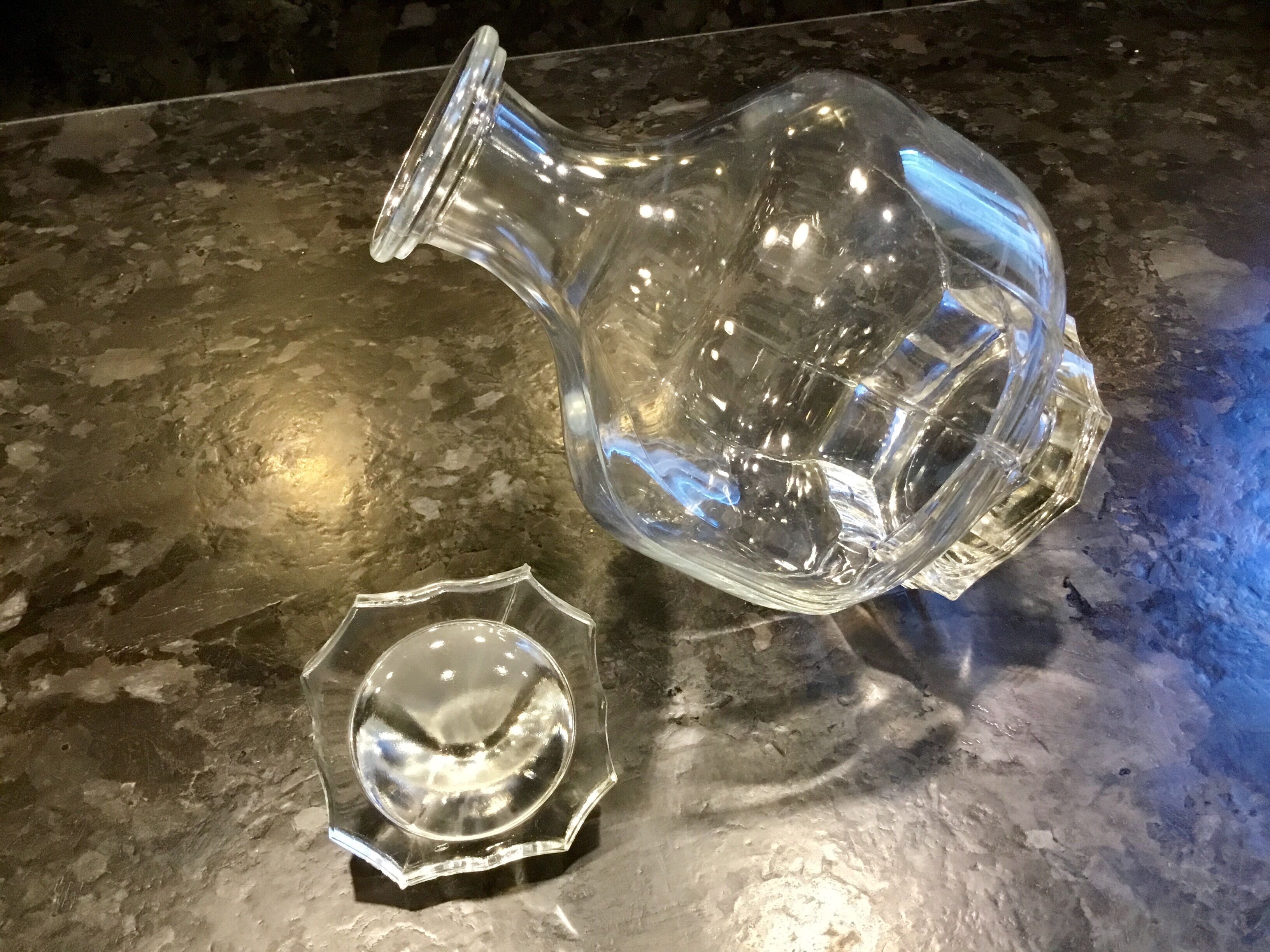 Carafe art deco en verre avec bouchon