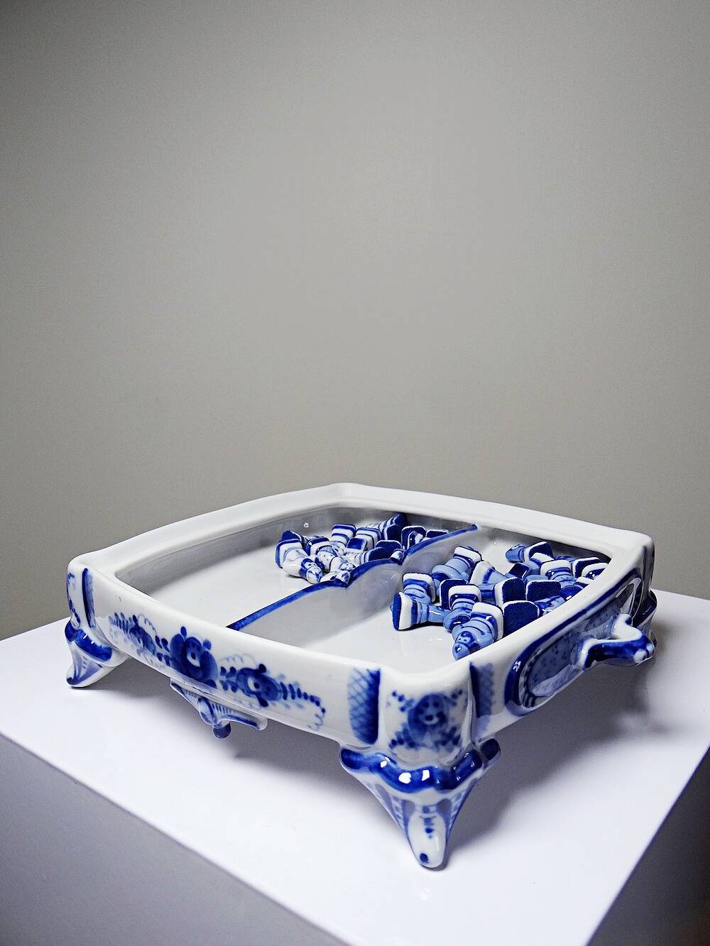 Rare et unique échiquier de voyage en porcelaine de Gzhel signé Yuri Garanin