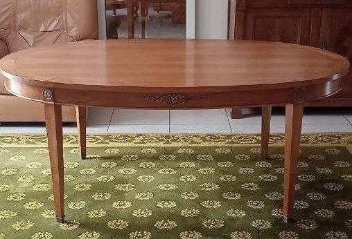 Oval dining table