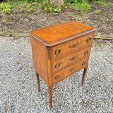 Petite commode d’entre deux marqueterie de cubes de style transition