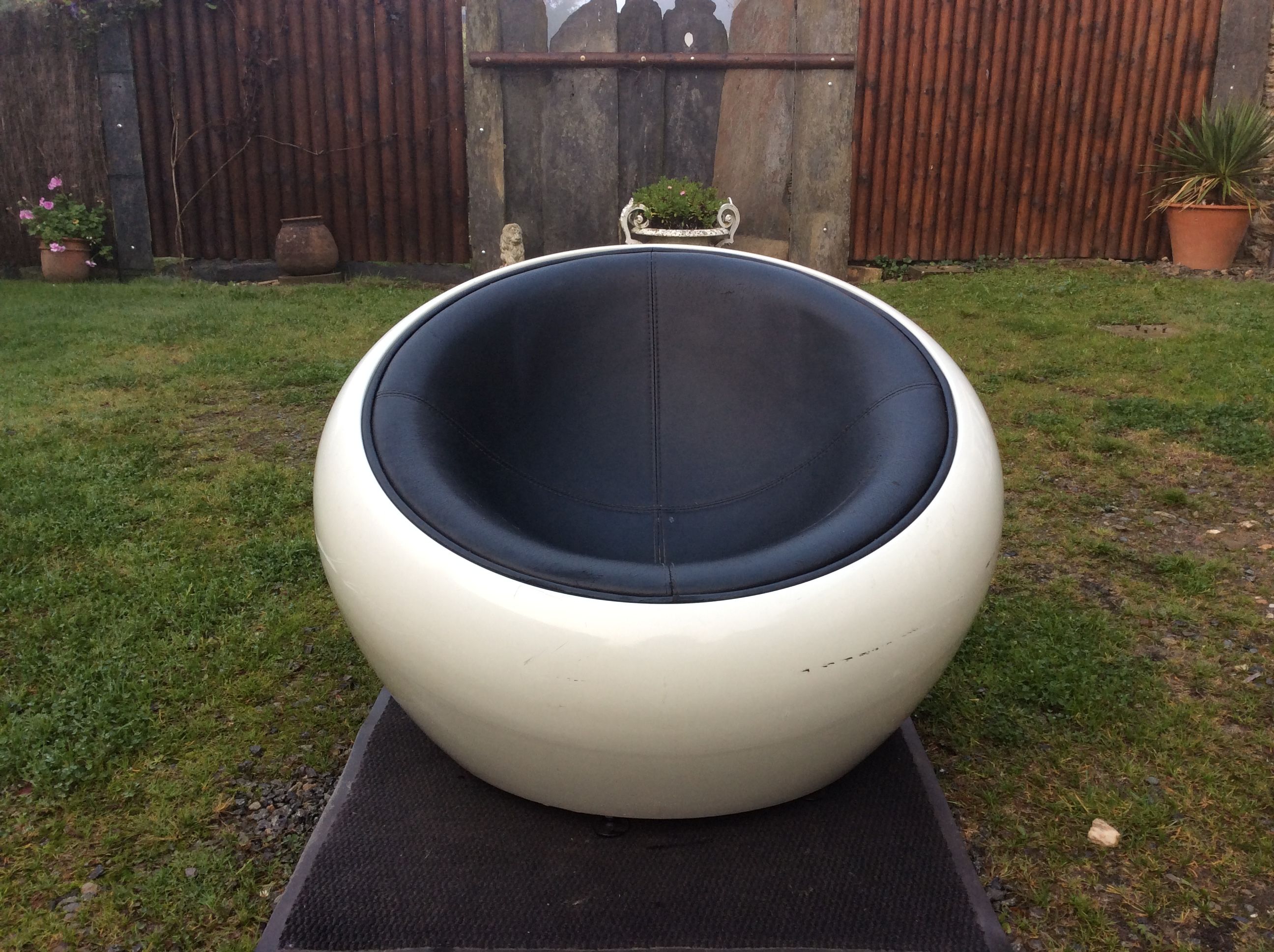 Armchair design egg pod ball chair iconik white and imitation black leather as it is.