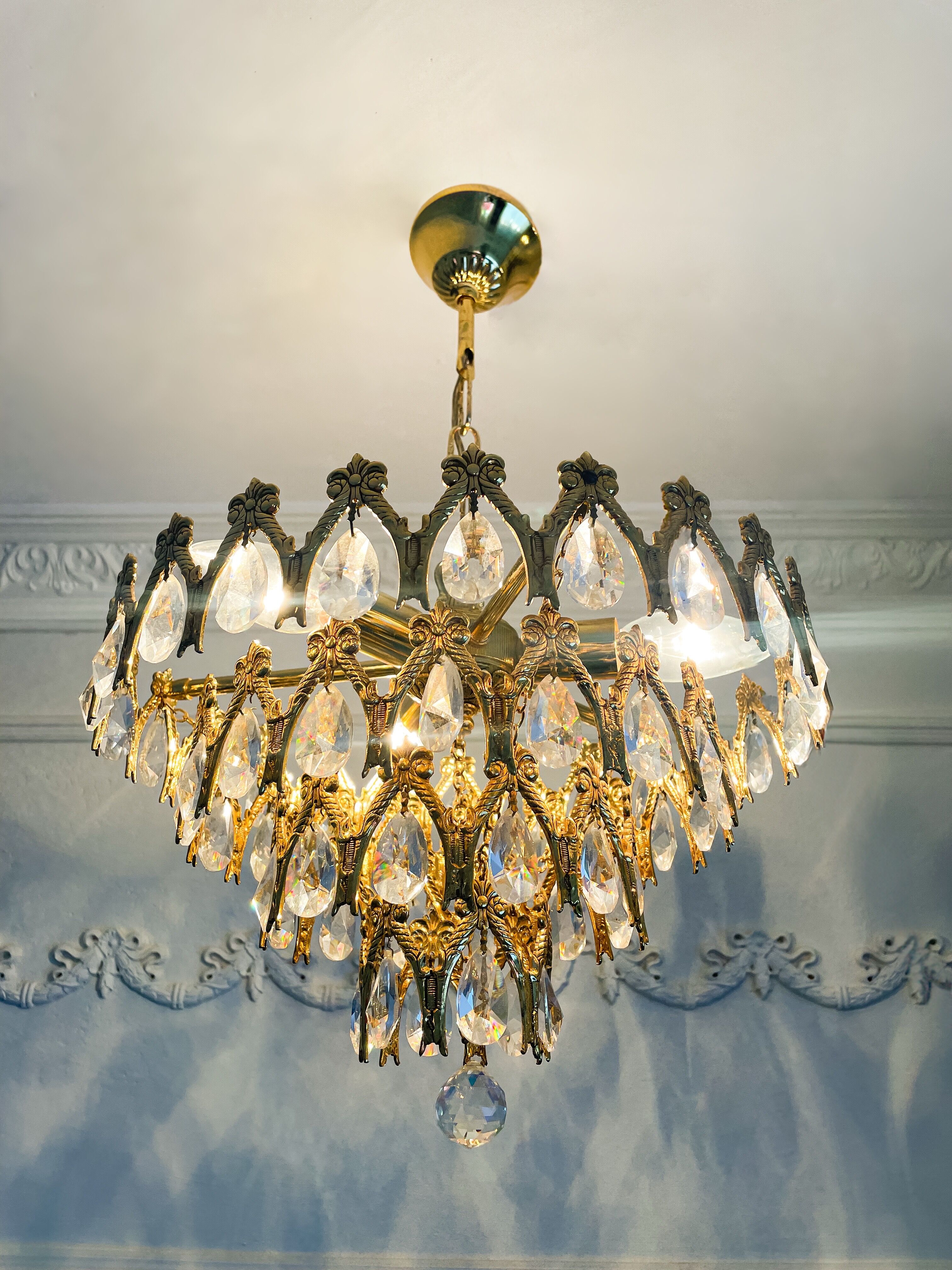 Vintage chandelier in gilded brass with crystal pendants.