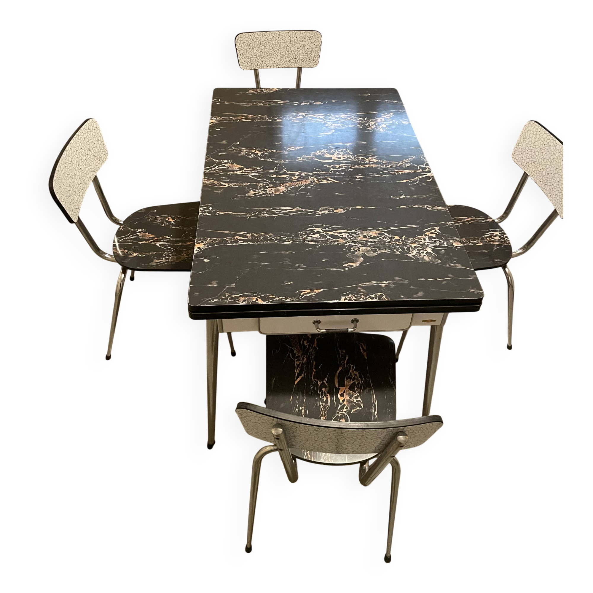 Table and 4 chairs in Formica.
