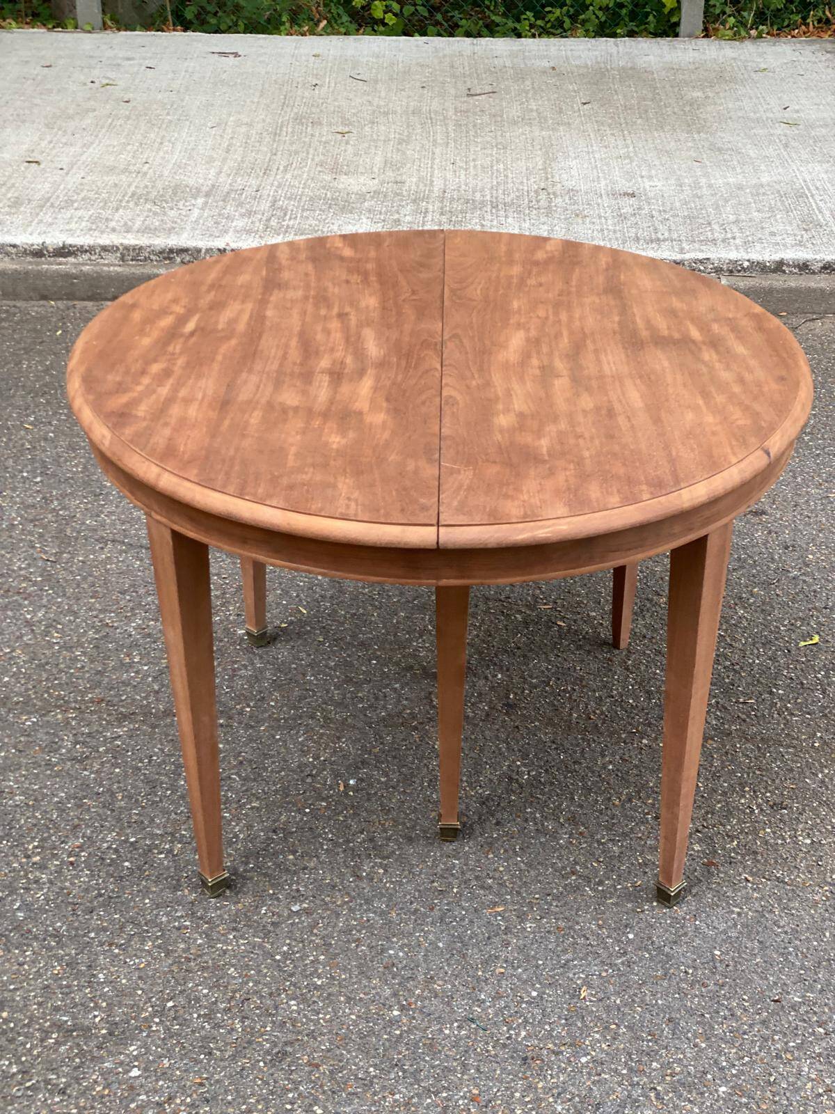 Renovated round extendable dining table made of solid mahogany from the 19th century.